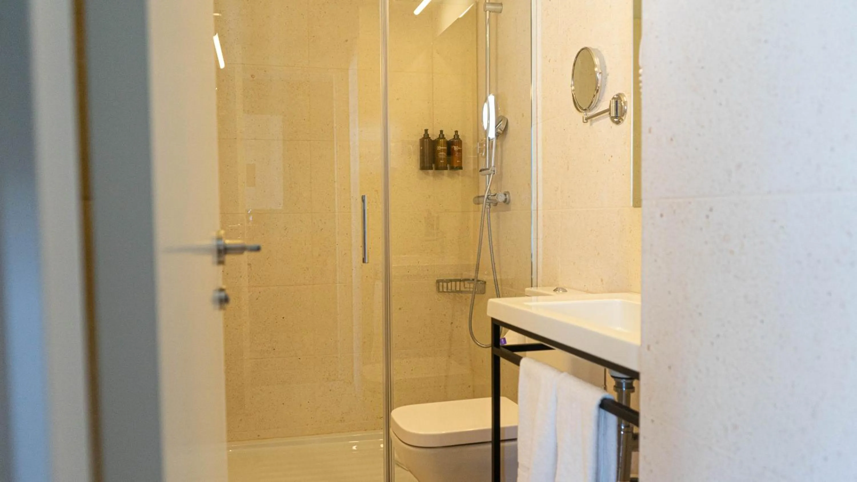 Shower in Be Mate Trafalgar