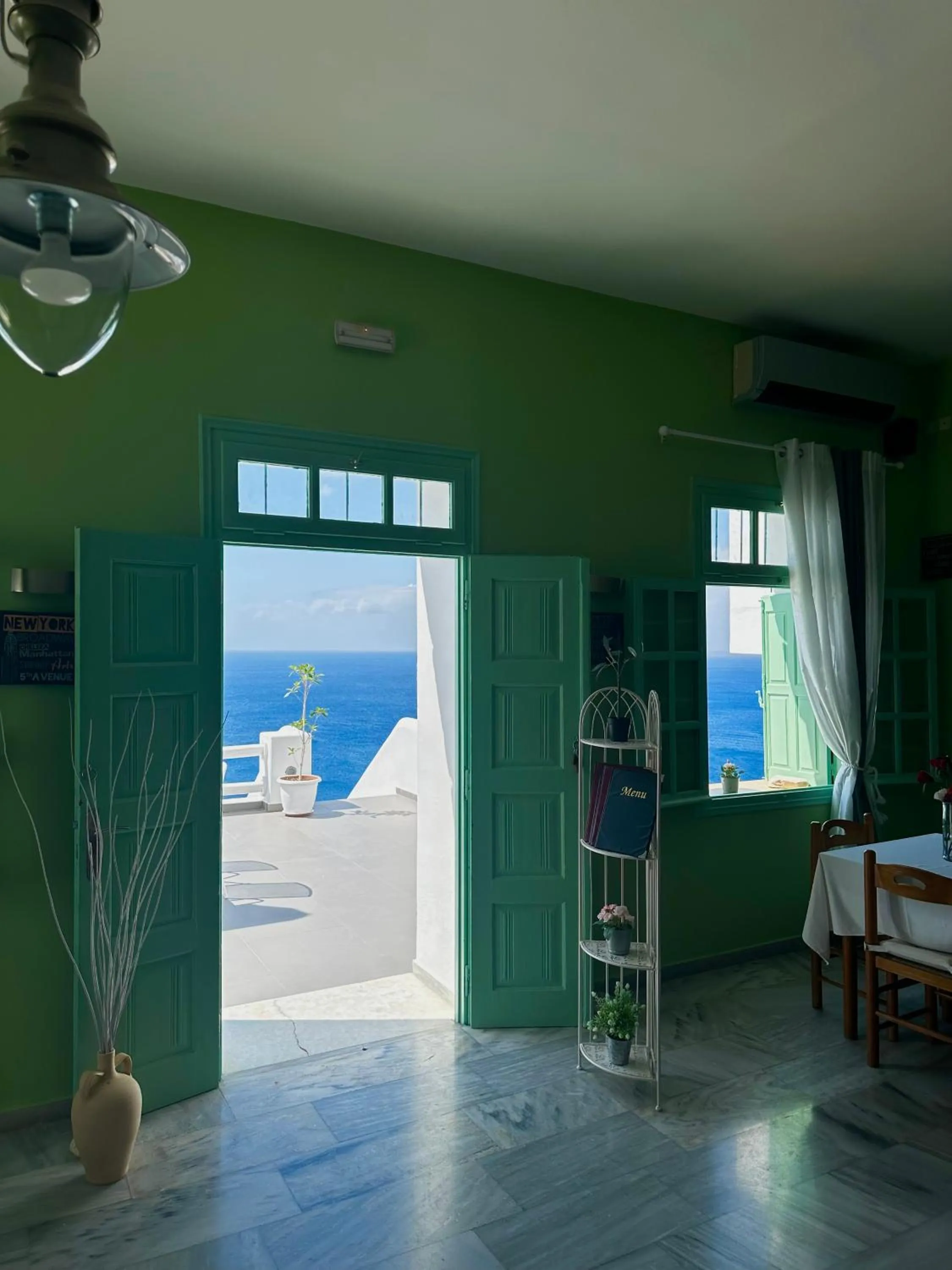 Restaurant/places to eat in Hotel Petradi