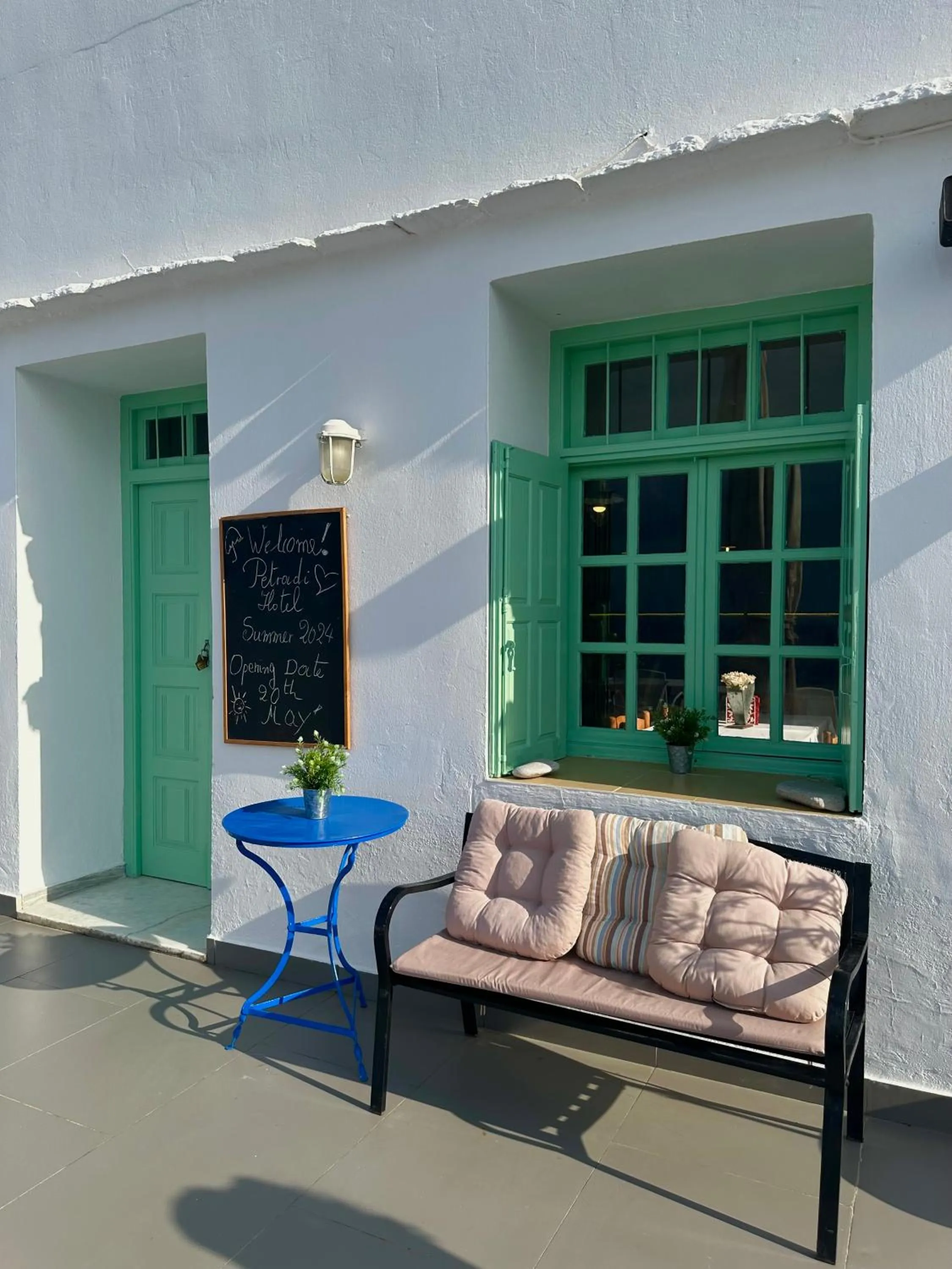 Restaurant/places to eat in Hotel Petradi