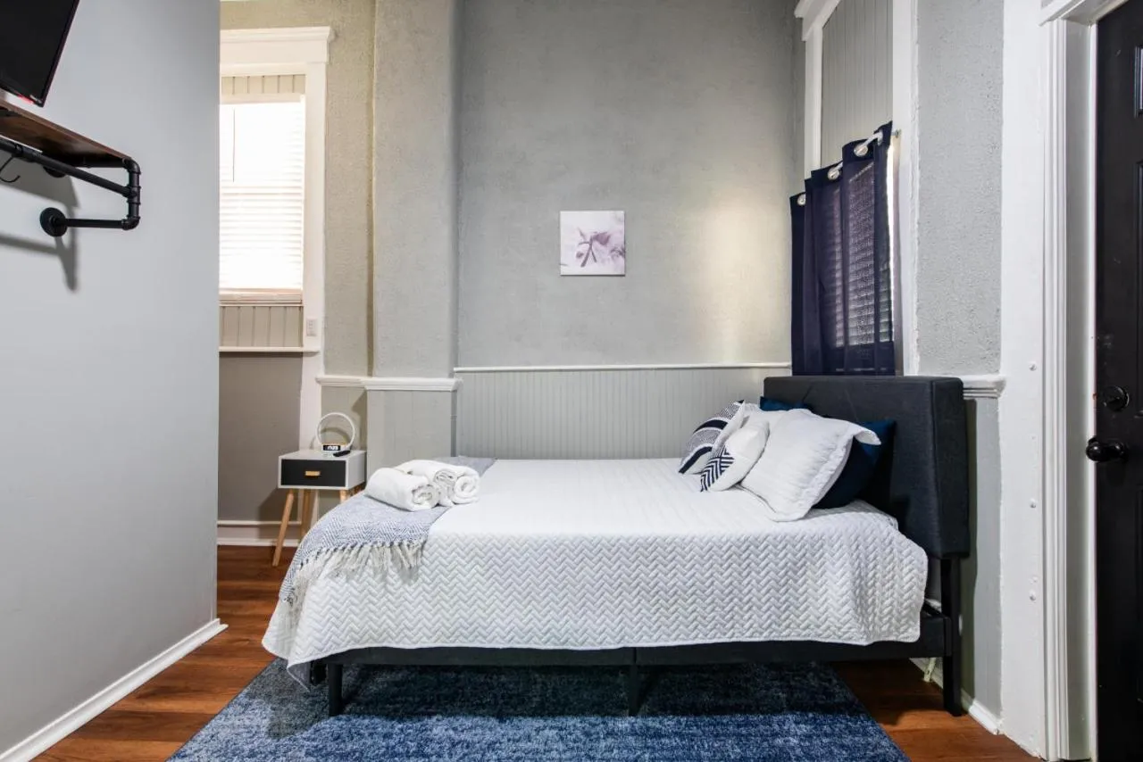 Bed in Suite near downtown Louisville, KY - Suite IV