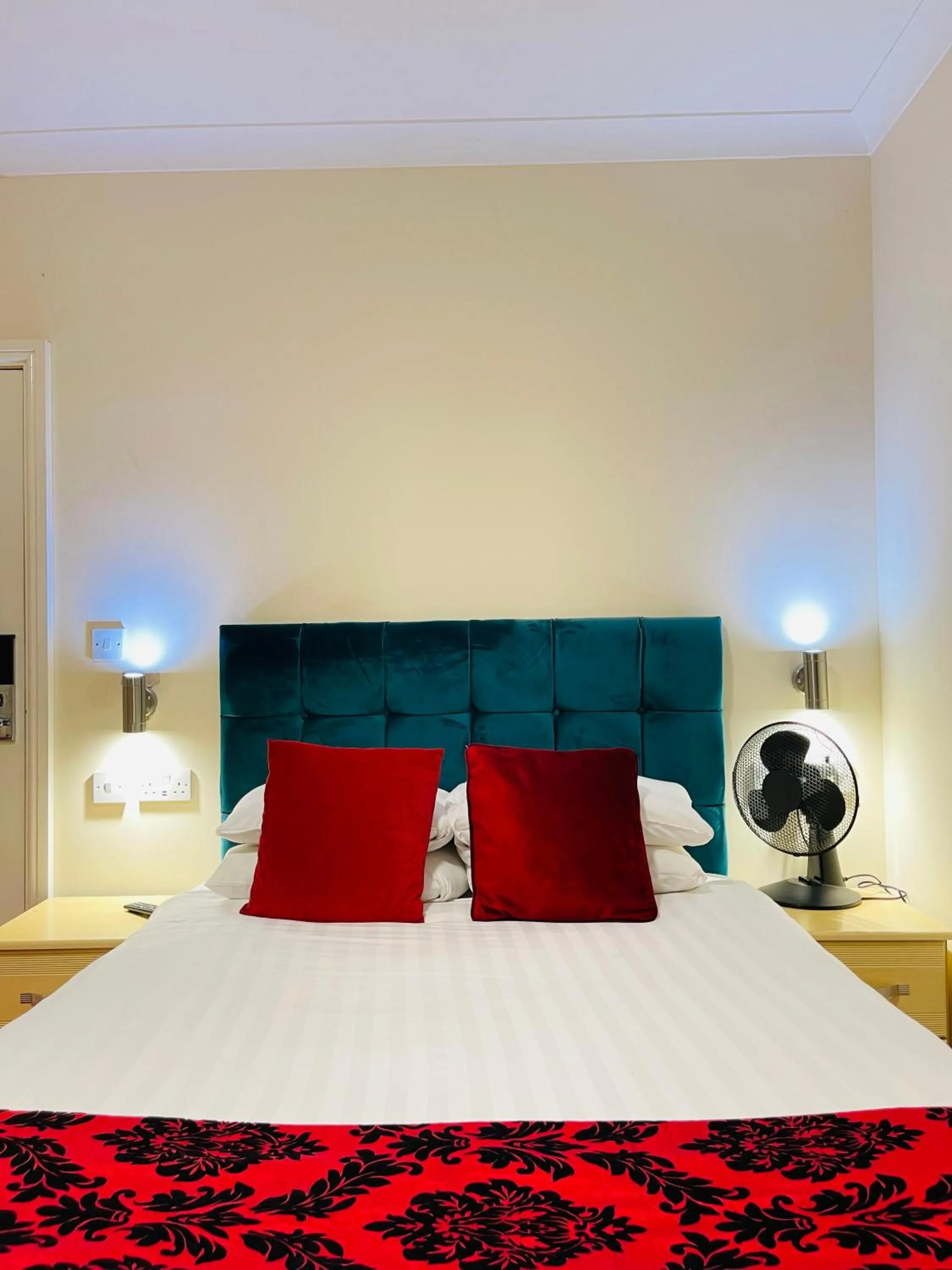 Bed in Trivelles Park Hotel