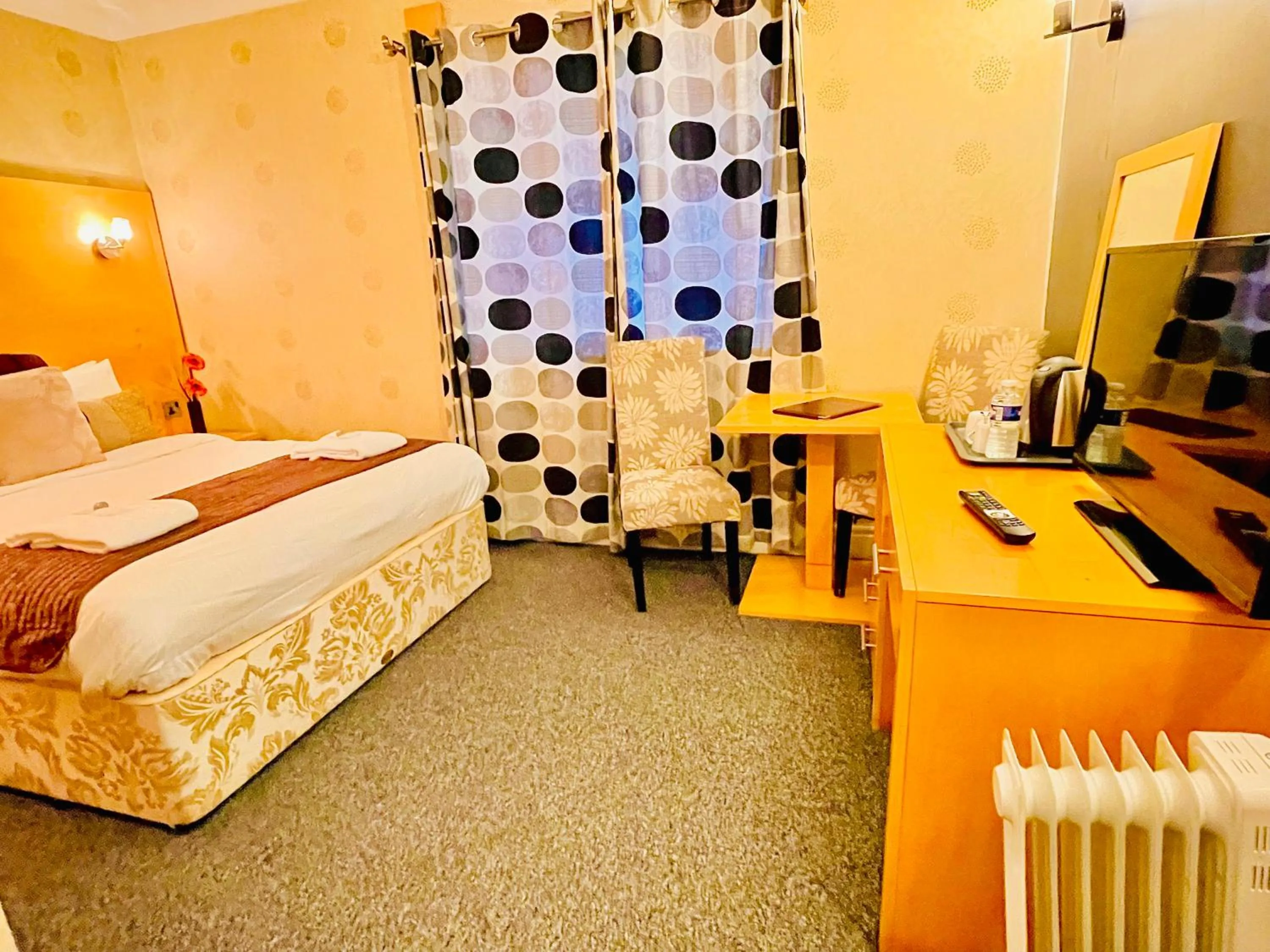 Bed in Trivelles Park Hotel