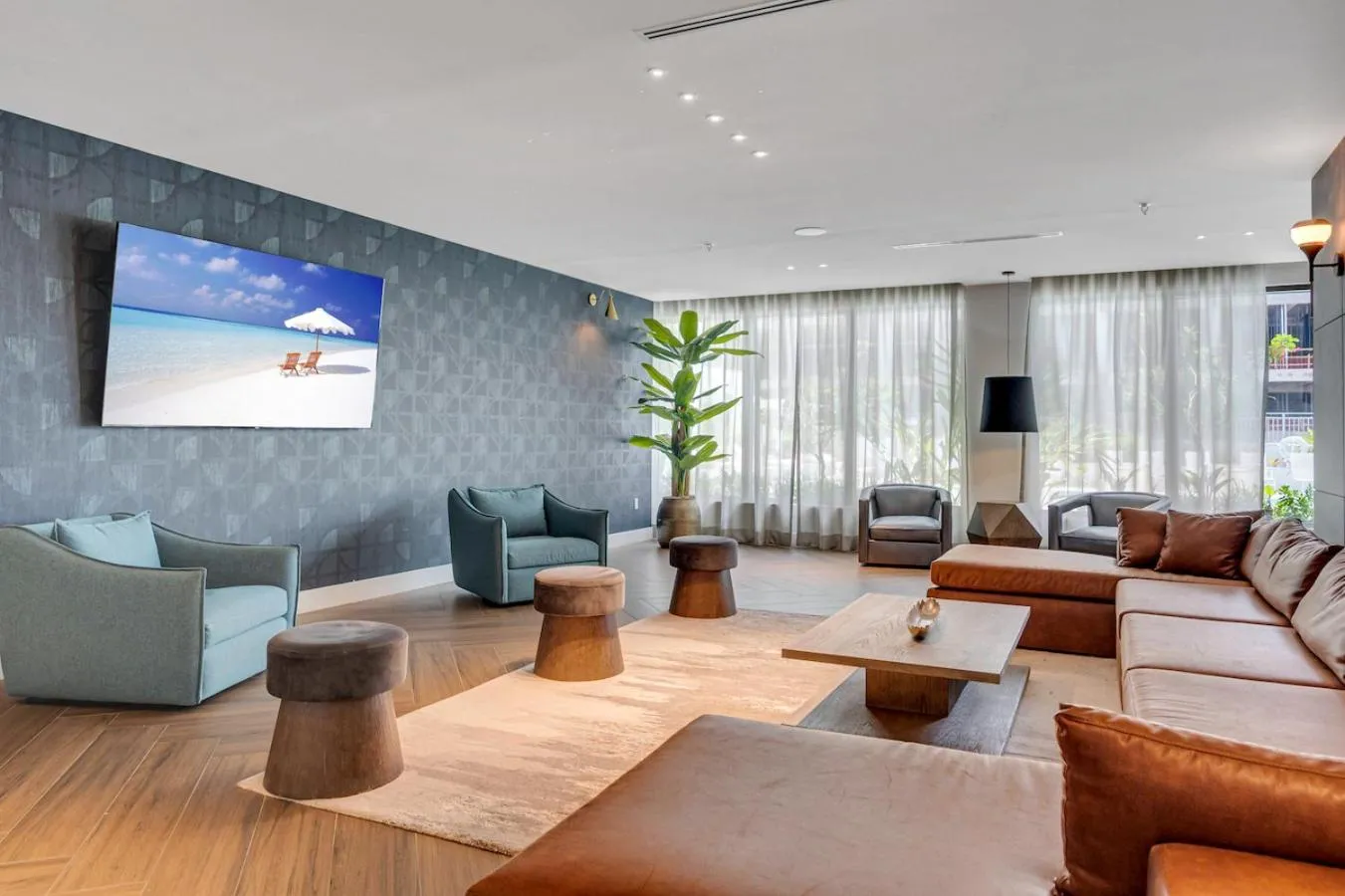 Communal lounge/ TV room in Modern Unit in Downtown Miami With Free Parking