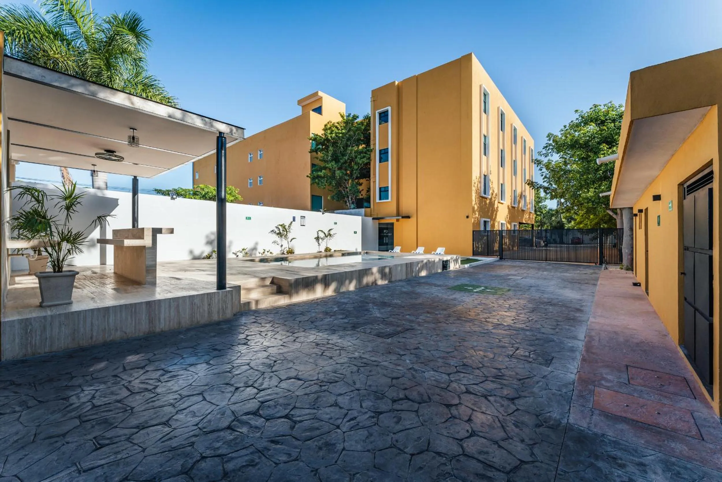 Swimming pool in Hotel MID Project