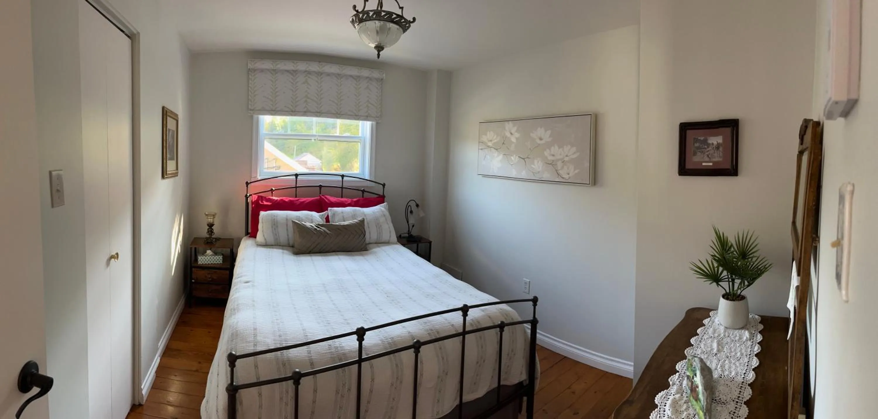 Photo of the whole room, Bed in Floral'Anse