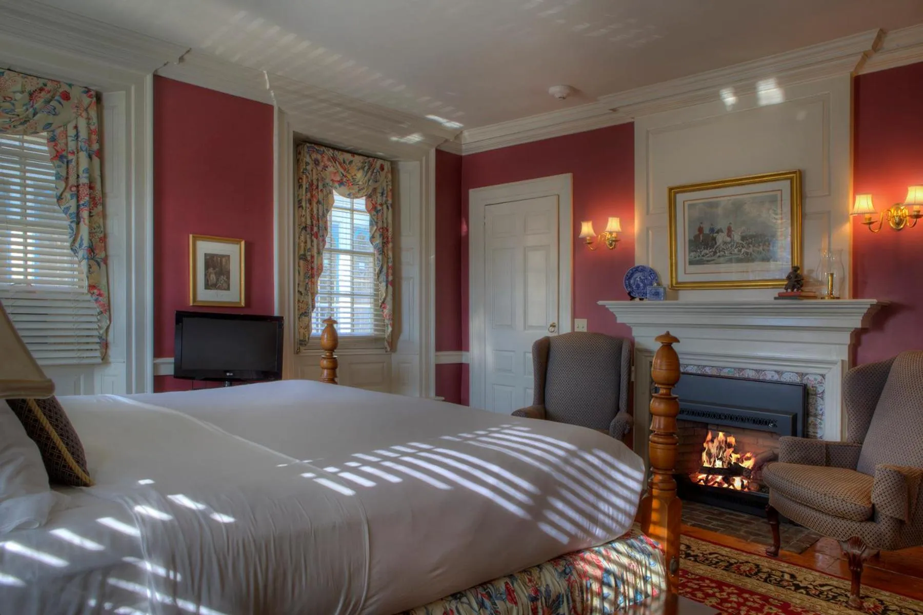 Seating area, Bed in Francis Malbone House