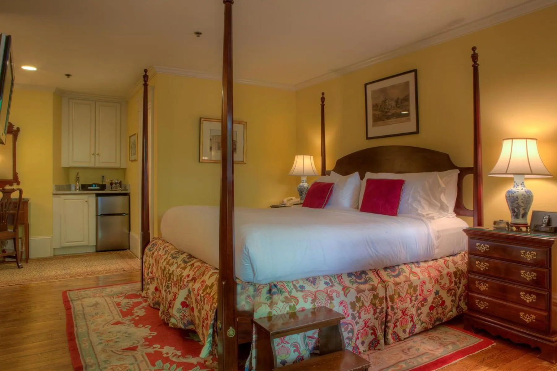 Kitchen or kitchenette, Bed in Francis Malbone House