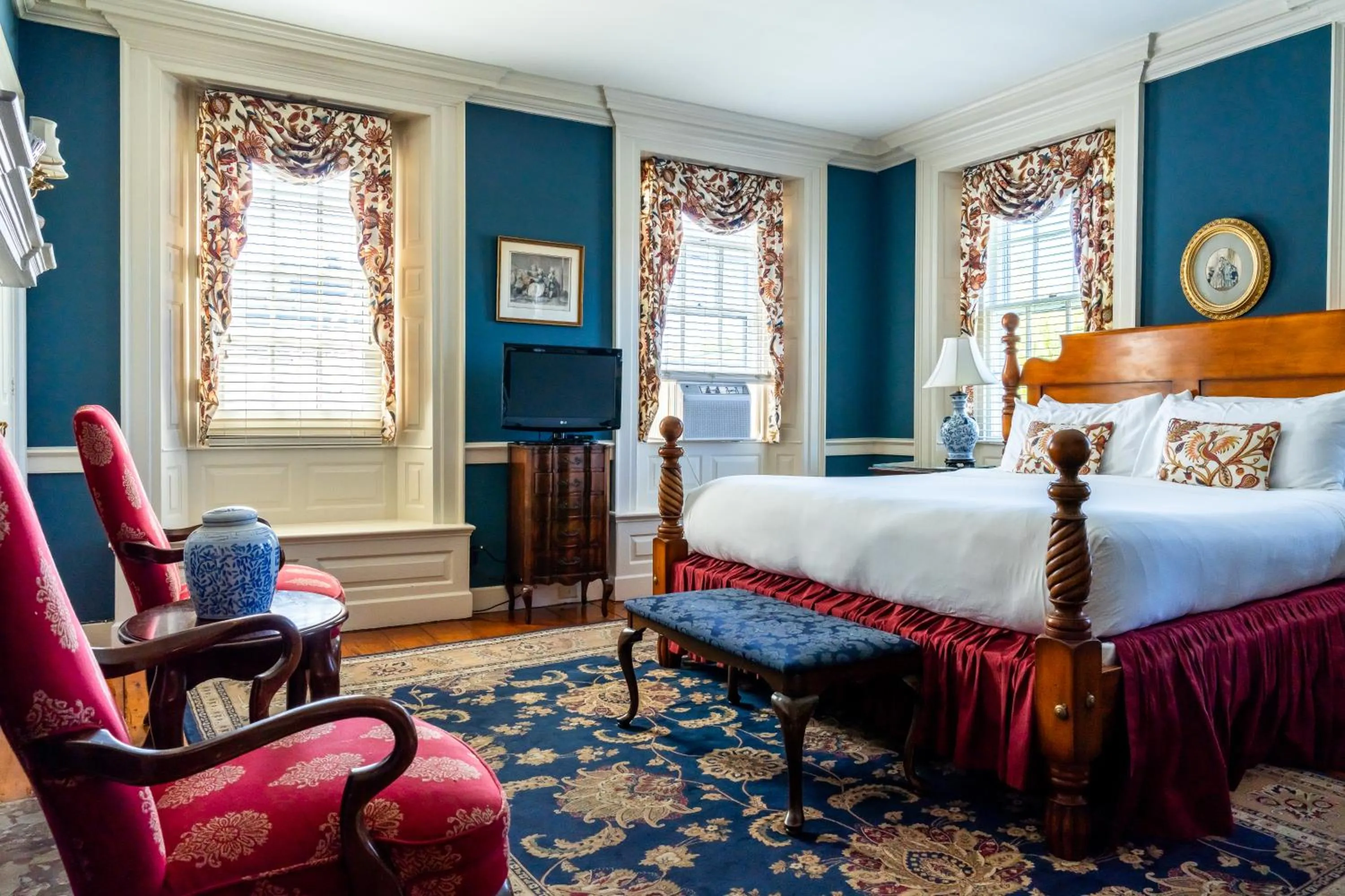 Seating area, Bed in Francis Malbone House