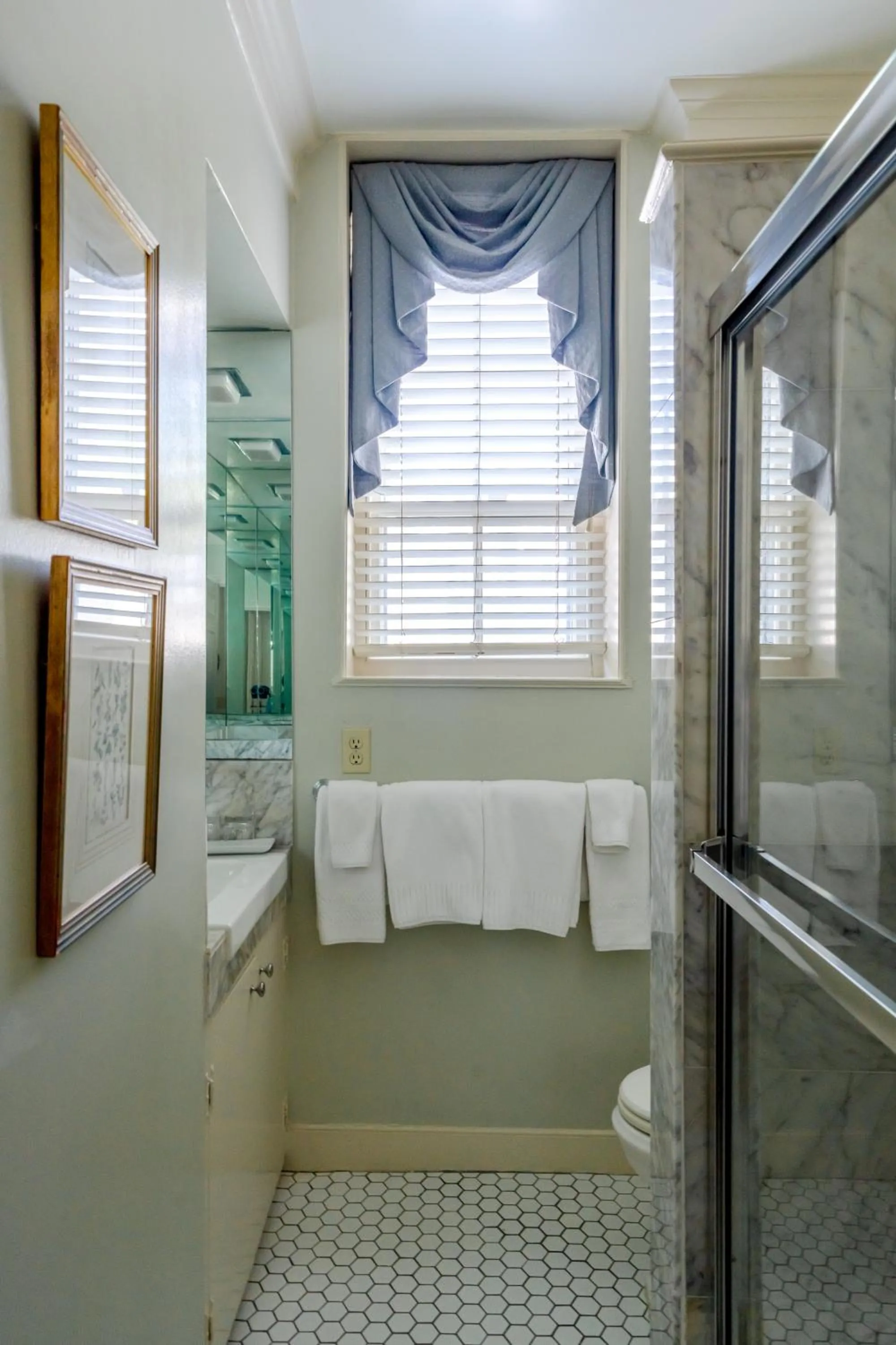 Bathroom in Francis Malbone House