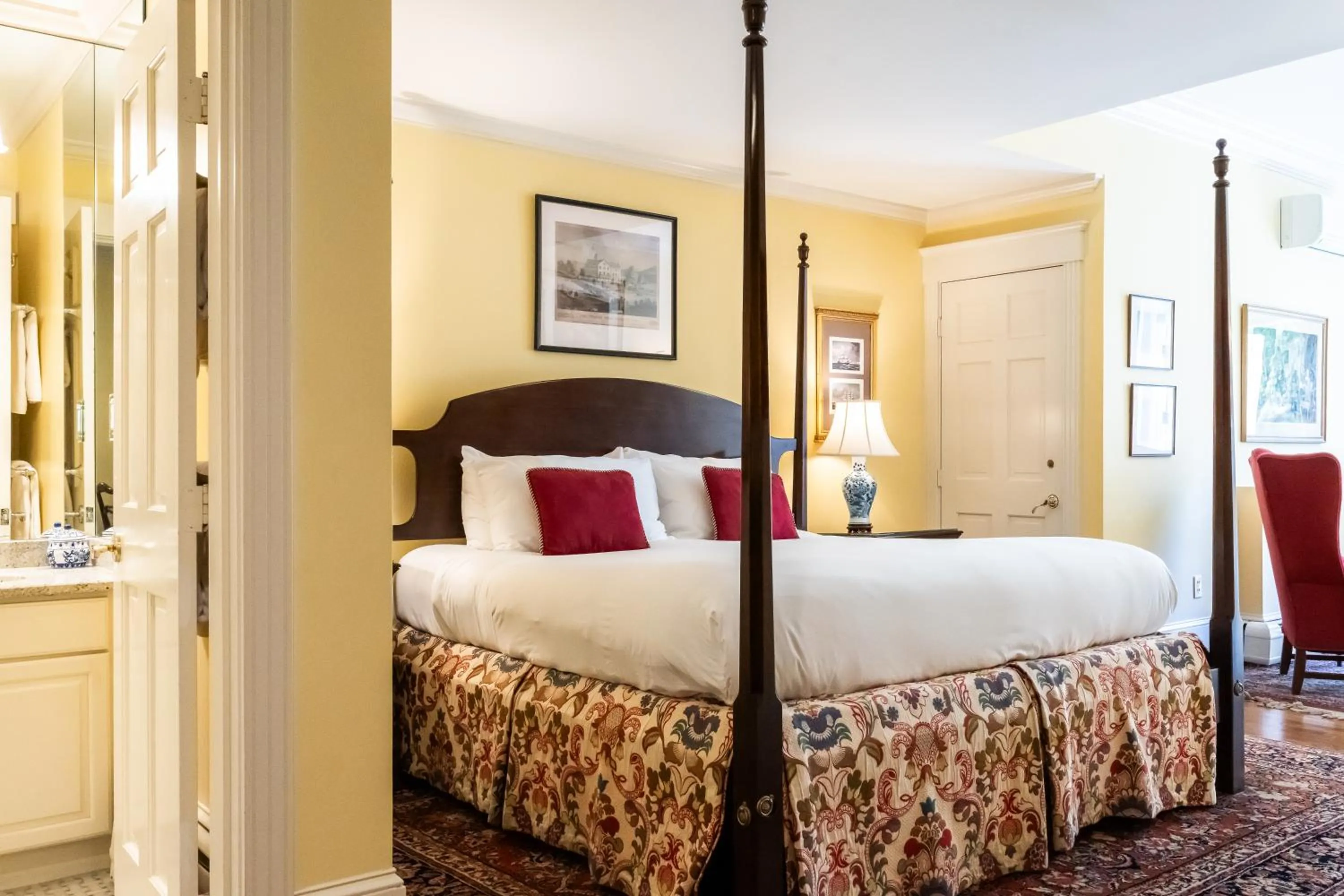 Seating area, Bed in Francis Malbone House