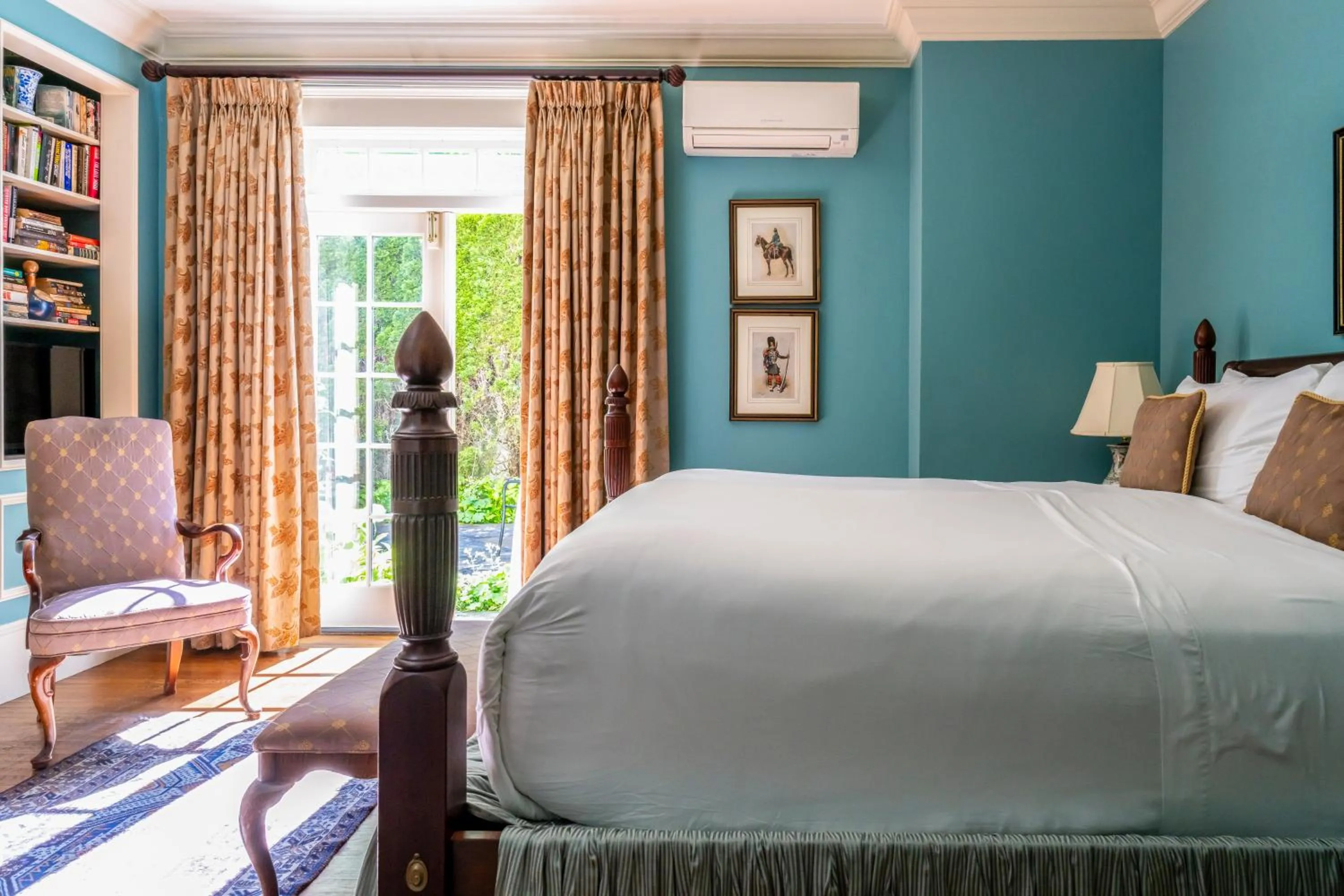 Patio, Bed in Francis Malbone House