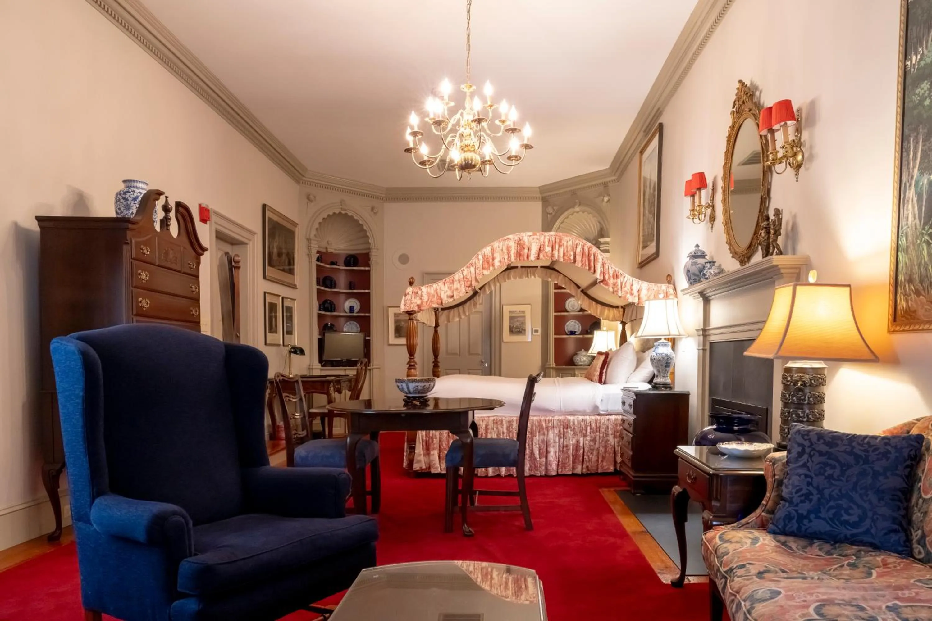 Seating area, Bed in Francis Malbone House