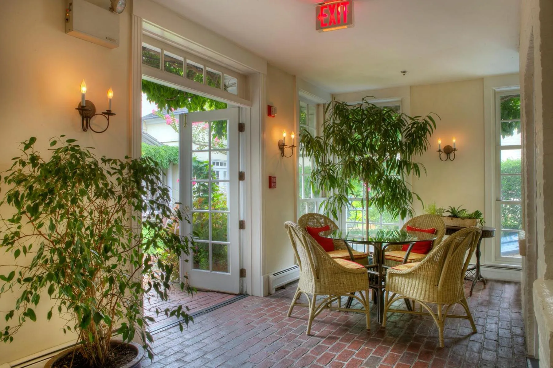 Dining area in Francis Malbone House