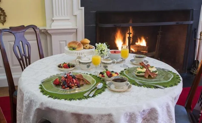 Breakfast in Francis Malbone House