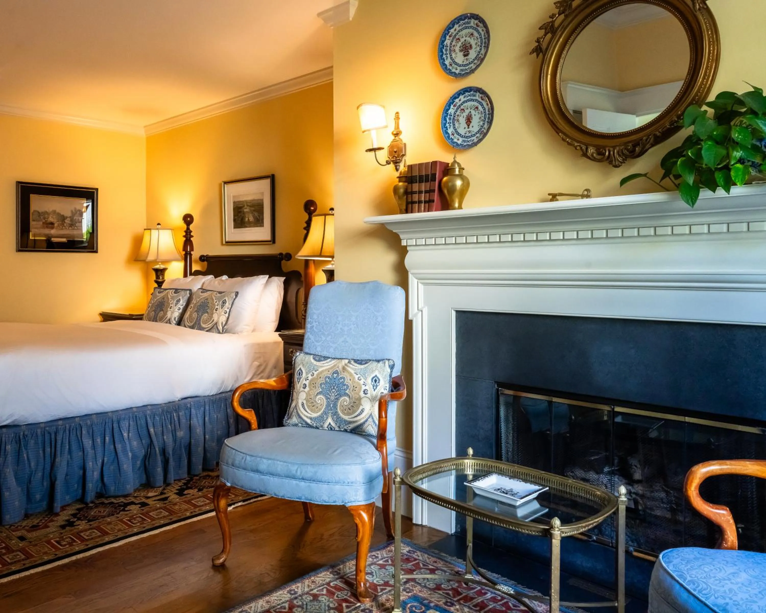 Seating area, Bed in Francis Malbone House