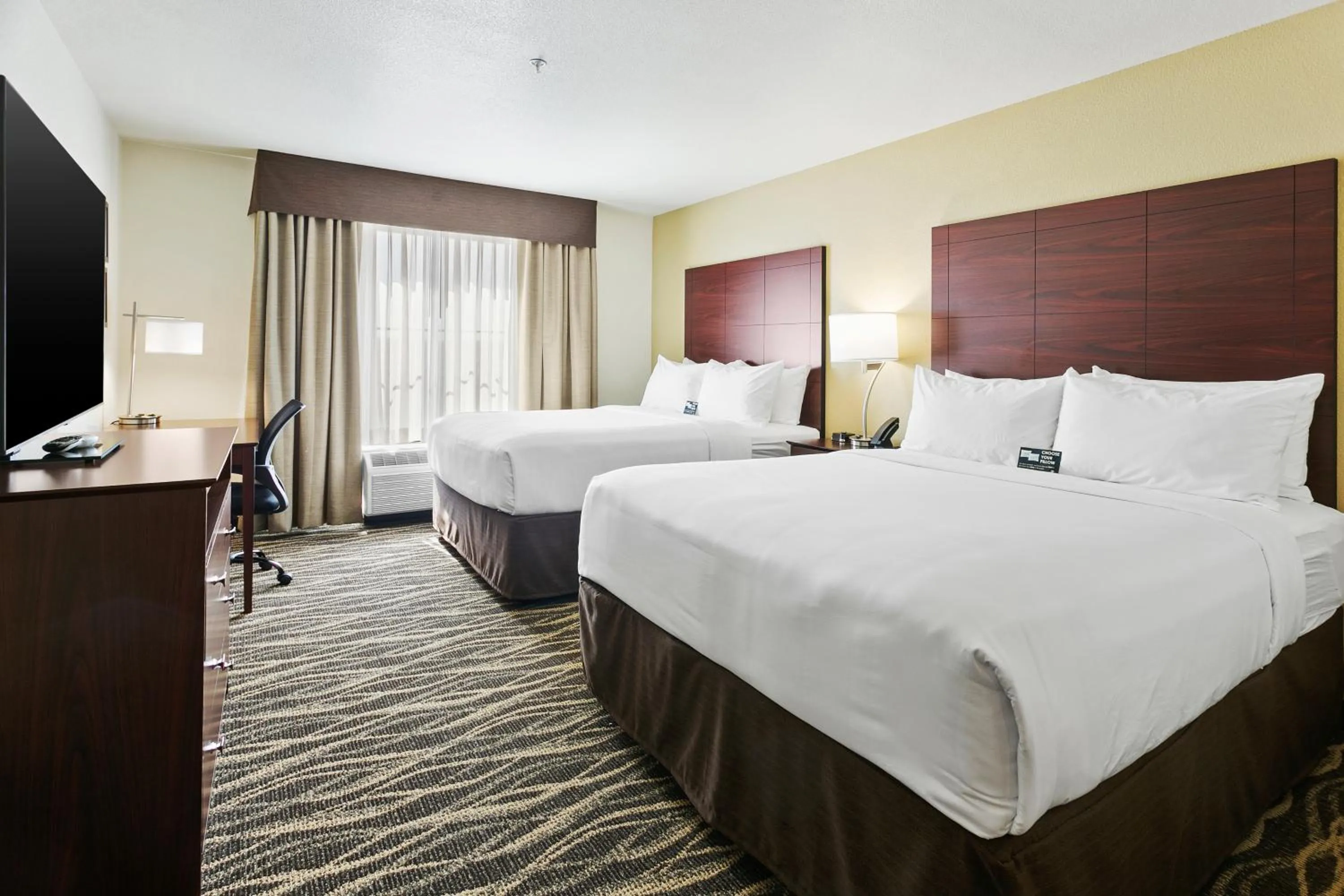 Bed in Cobblestone Hotel & Suites - Wickenburg