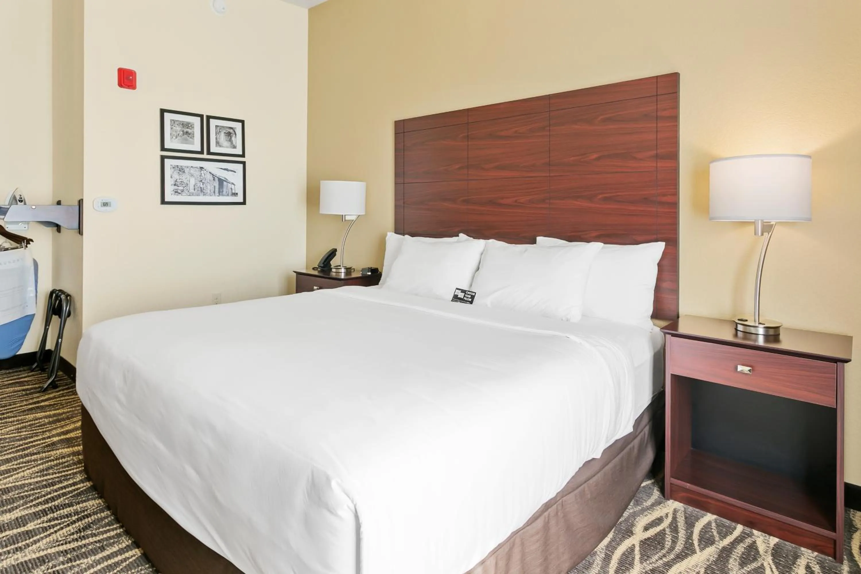 Bed in Cobblestone Hotel & Suites - Wickenburg
