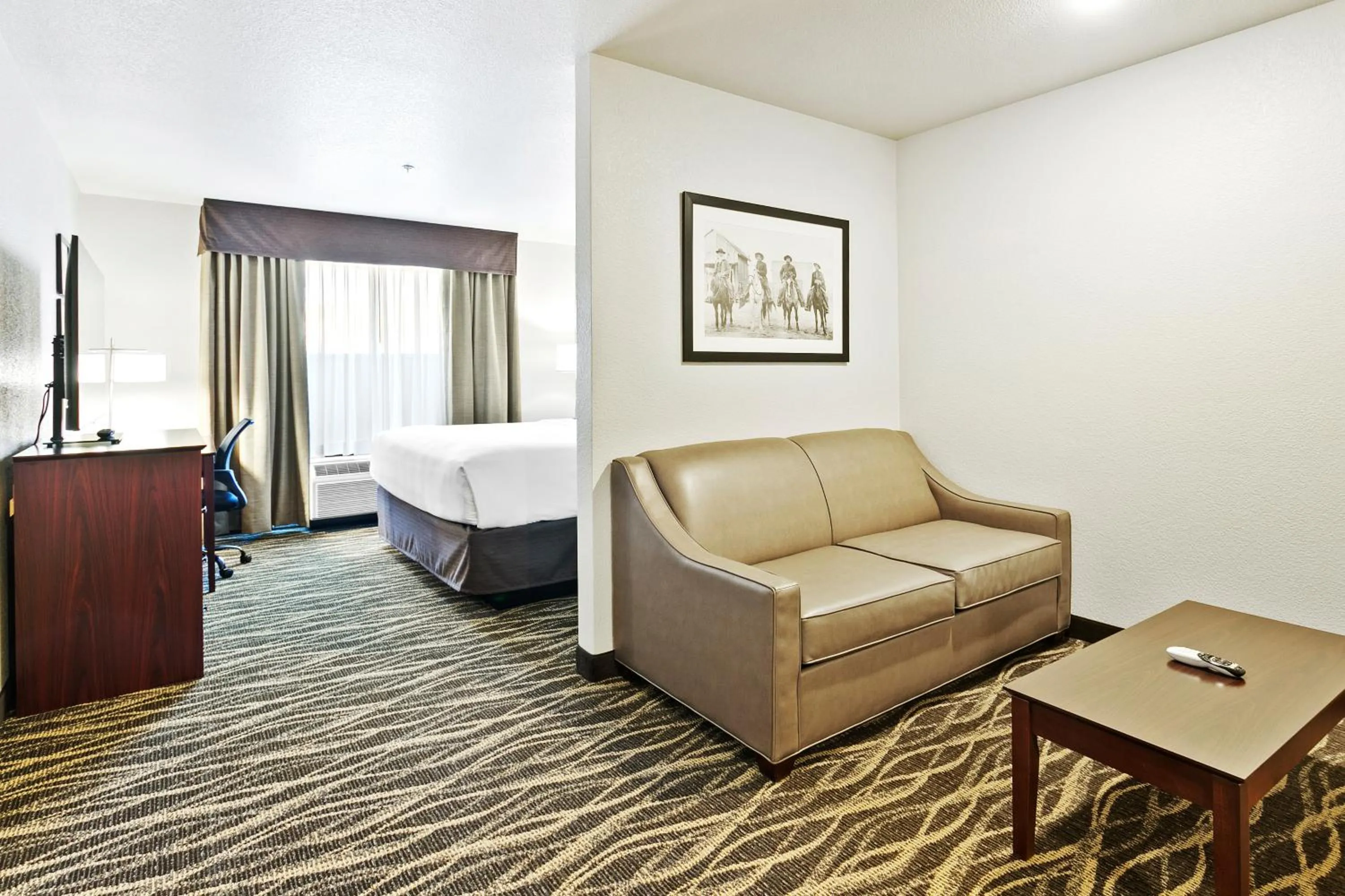 Bed in Cobblestone Hotel & Suites - Wickenburg