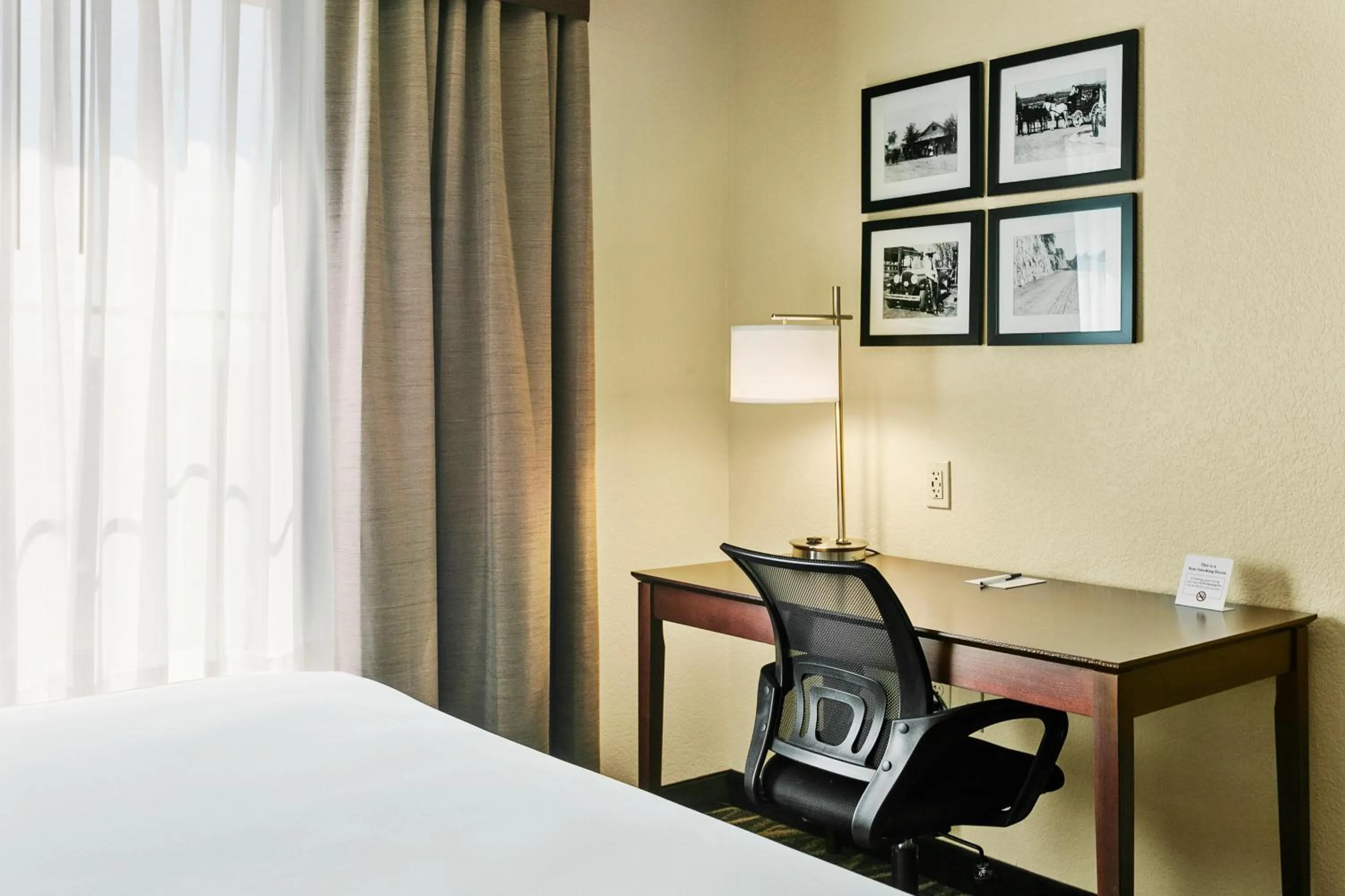 Bed in Cobblestone Hotel & Suites - Wickenburg