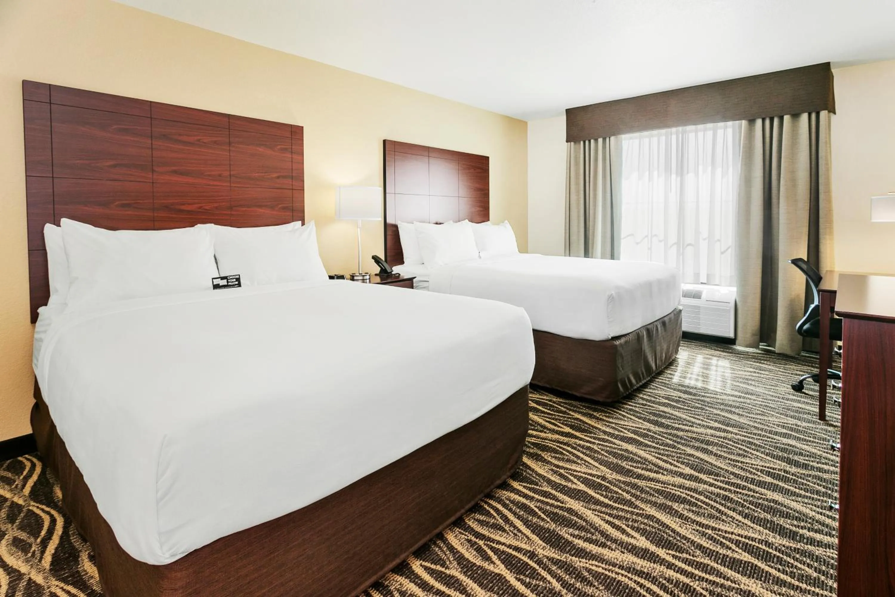 Bed in Cobblestone Hotel & Suites - Wickenburg