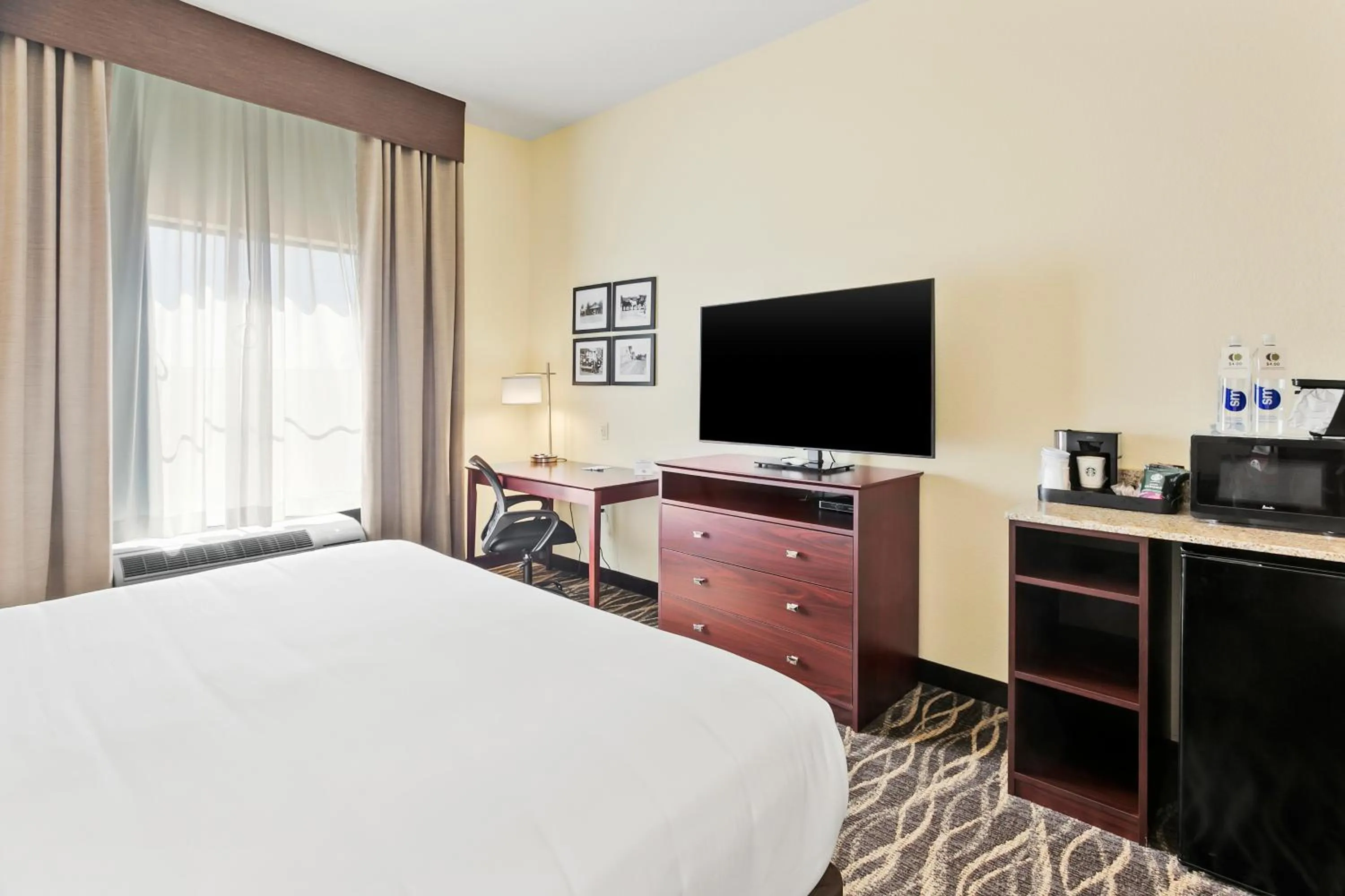 Bed in Cobblestone Hotel & Suites - Wickenburg