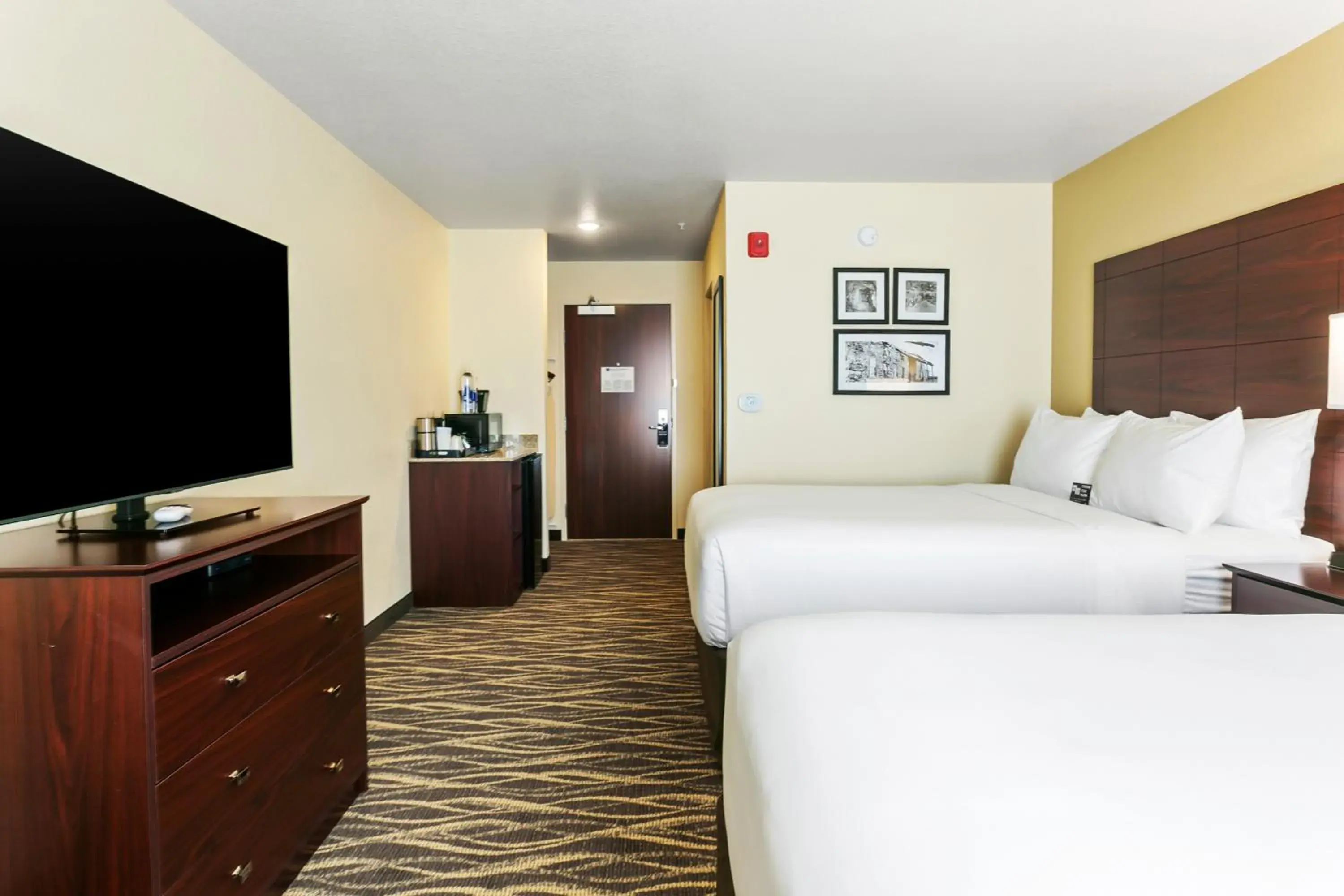 Queen Room with Two Queen Beds in Cobblestone Hotel & Suites - Wickenburg Queen Room with Two Queen Beds in Cobblestone Hotel & Suites - Wickenburg