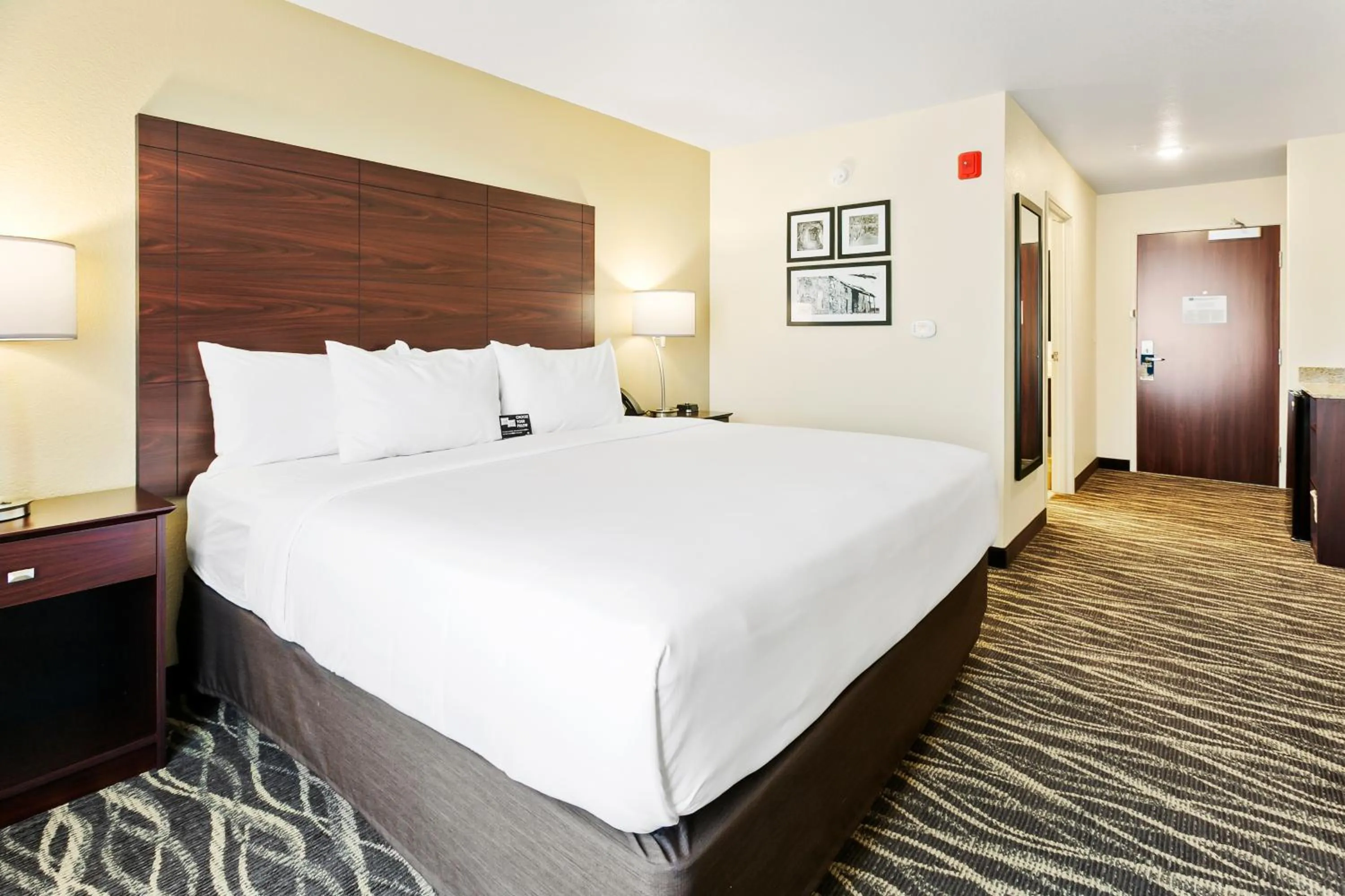 Bed in Cobblestone Hotel & Suites - Wickenburg