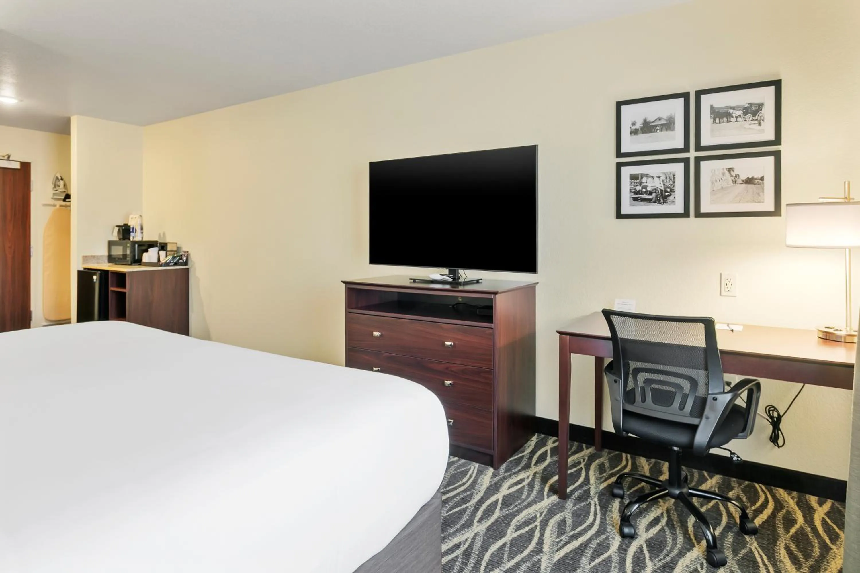 Bed in Cobblestone Hotel & Suites - Wickenburg