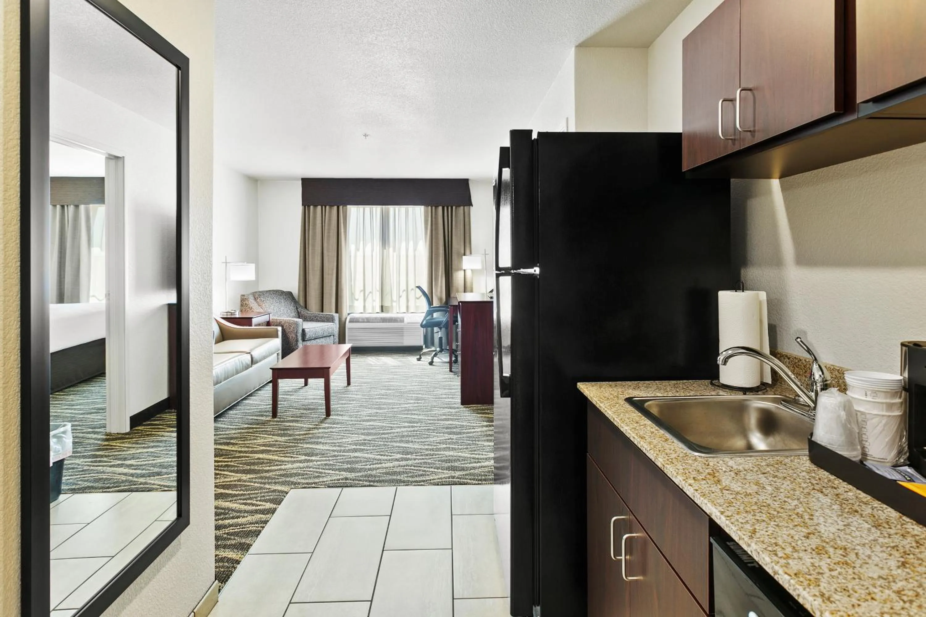 Bed in Cobblestone Hotel & Suites - Wickenburg