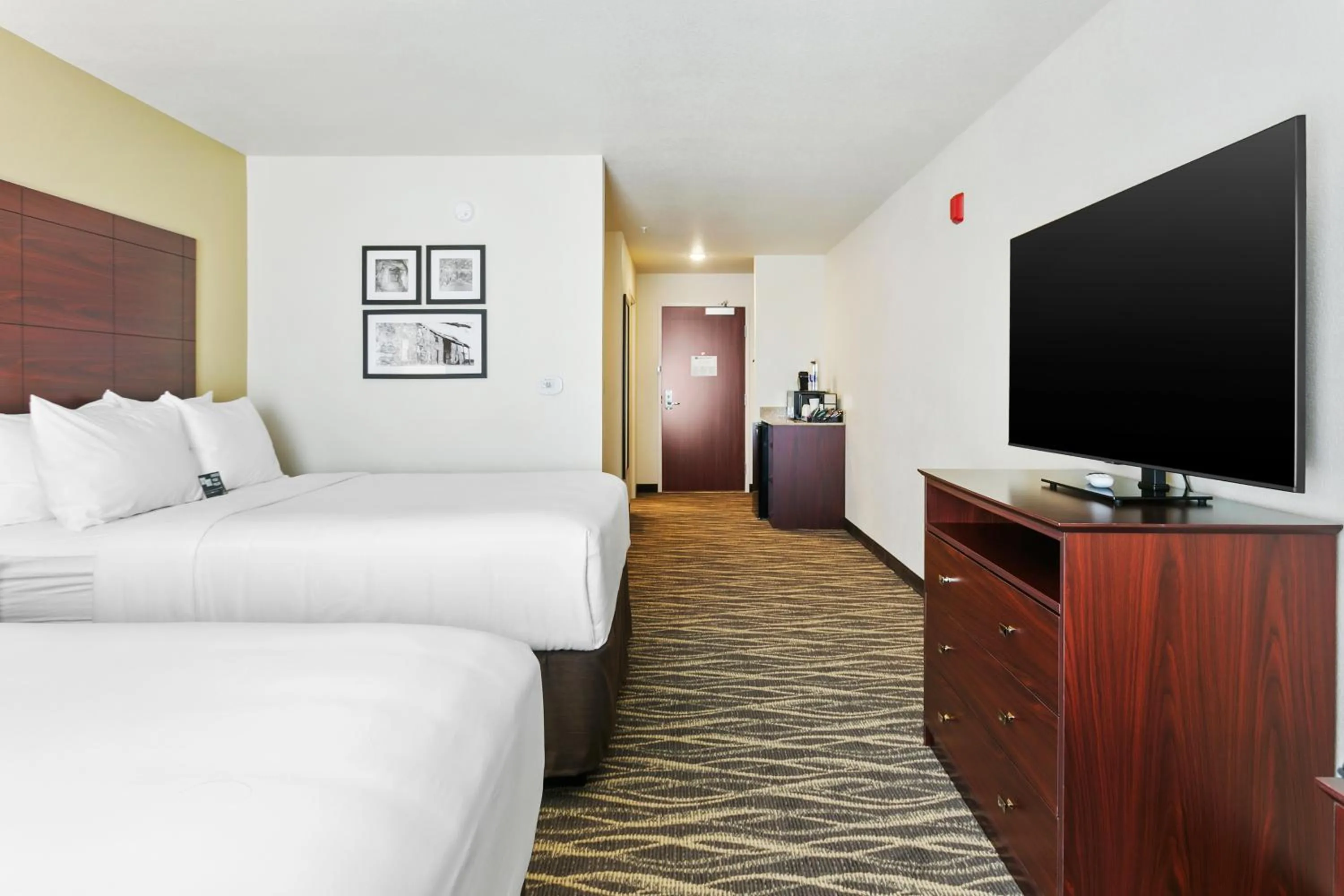 Bed in Cobblestone Hotel & Suites - Wickenburg