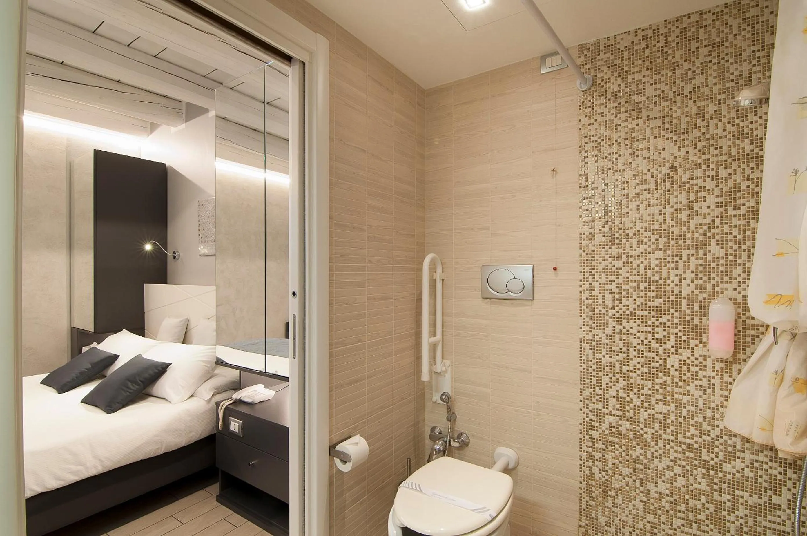 Bathroom, Bed in Hotel Fontana Verona