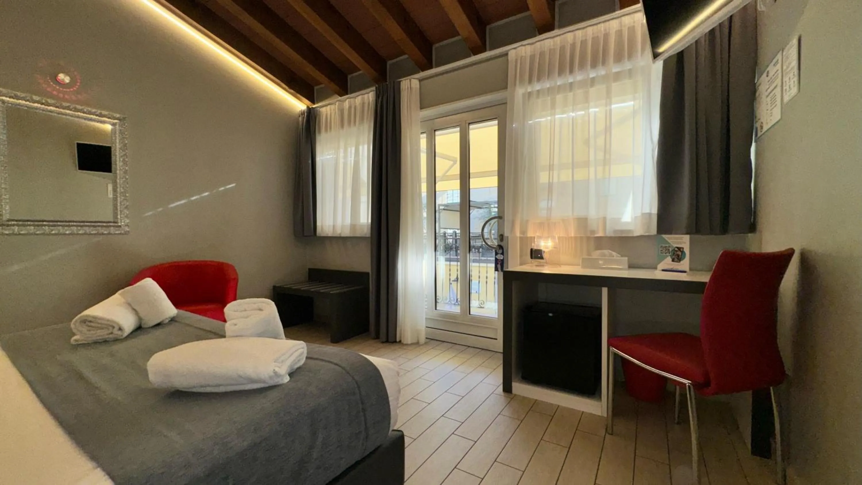 View (from property/room), Bed in Hotel Fontana Verona
