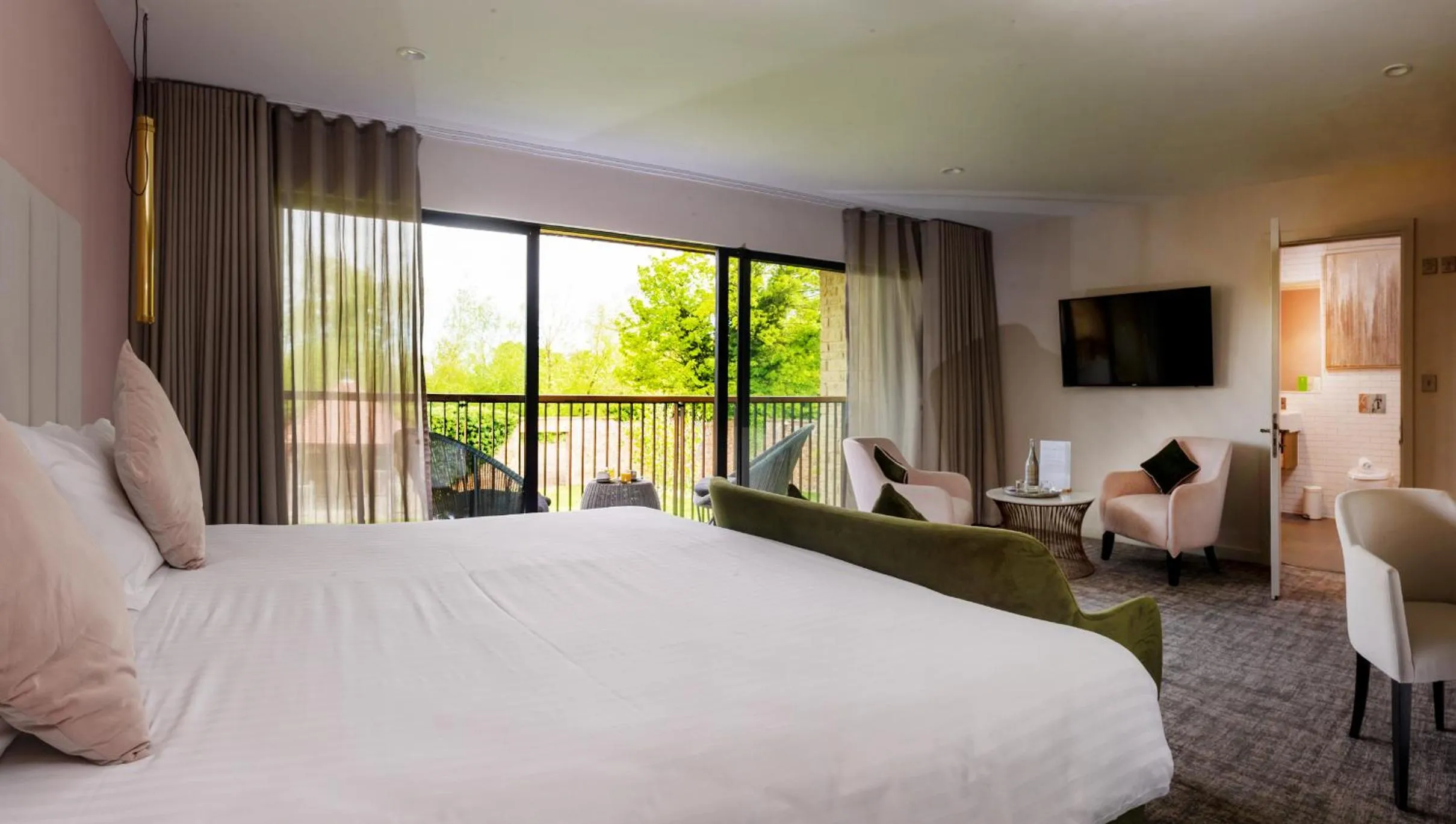 Photo of the whole room, Bed in Hatherley Manor Hotel & Spa