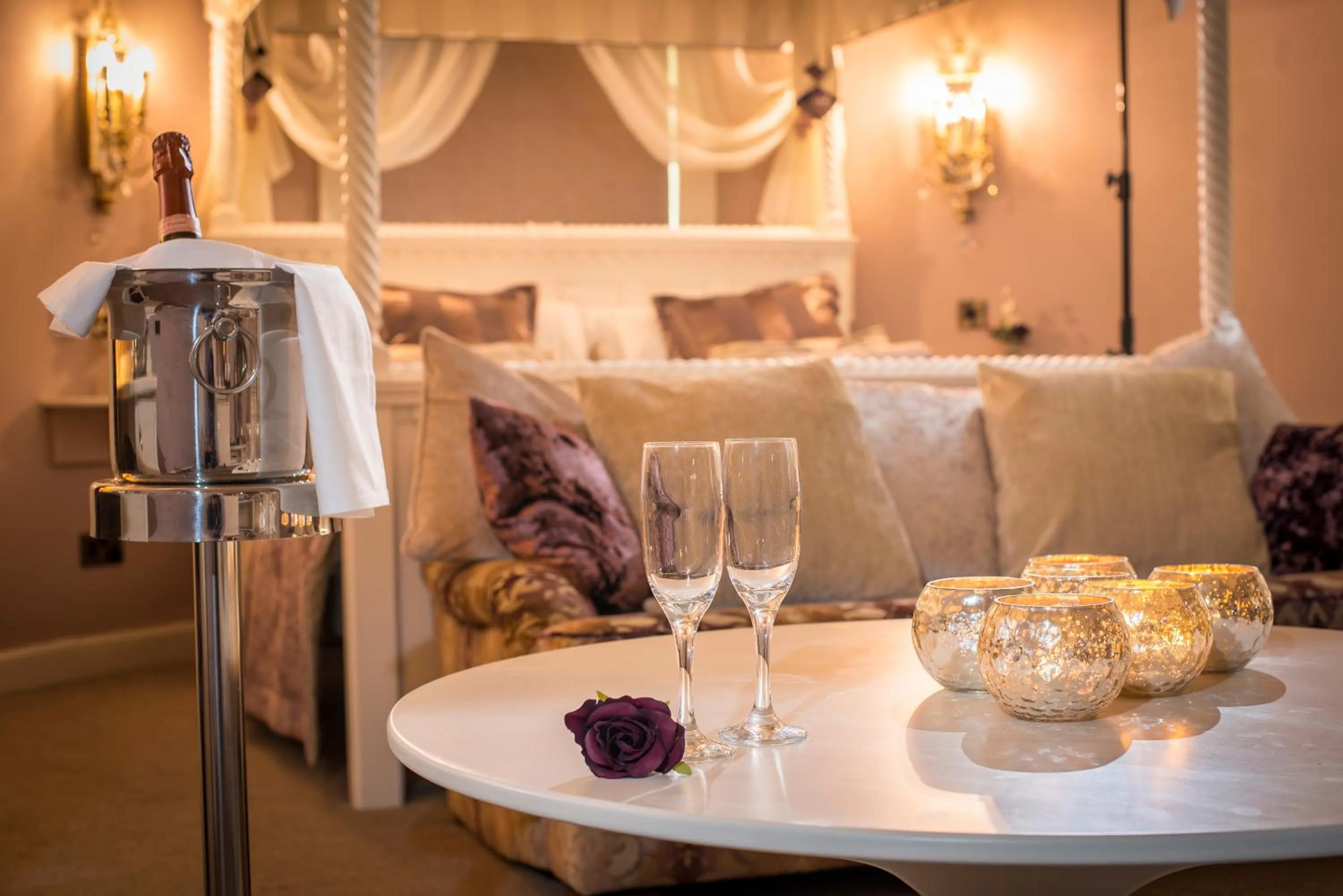 Seating area, Bed in Hatherley Manor Hotel & Spa