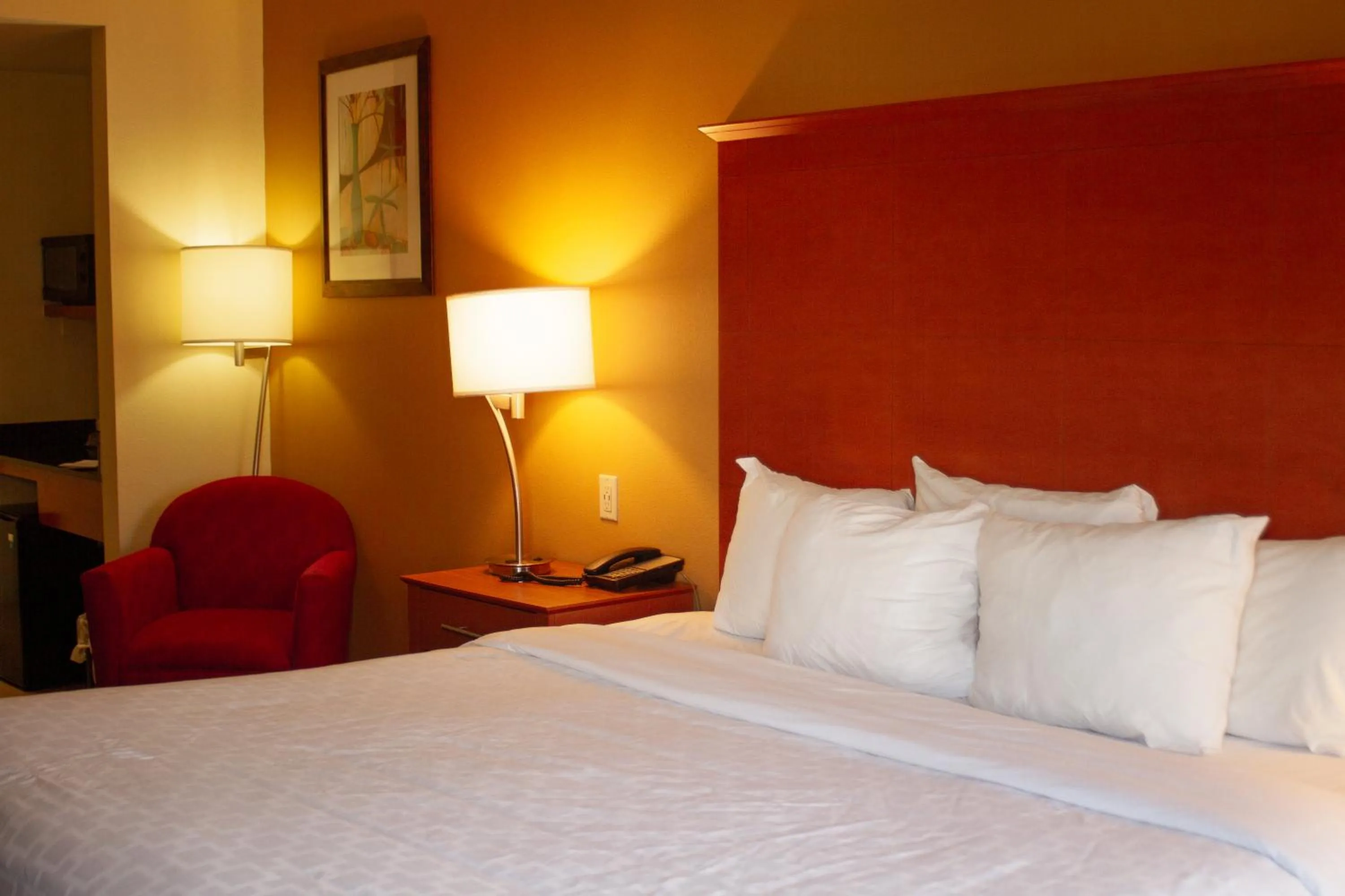 Bed in University Hotel & Suites Shippensburg, Trademark by Wyndham