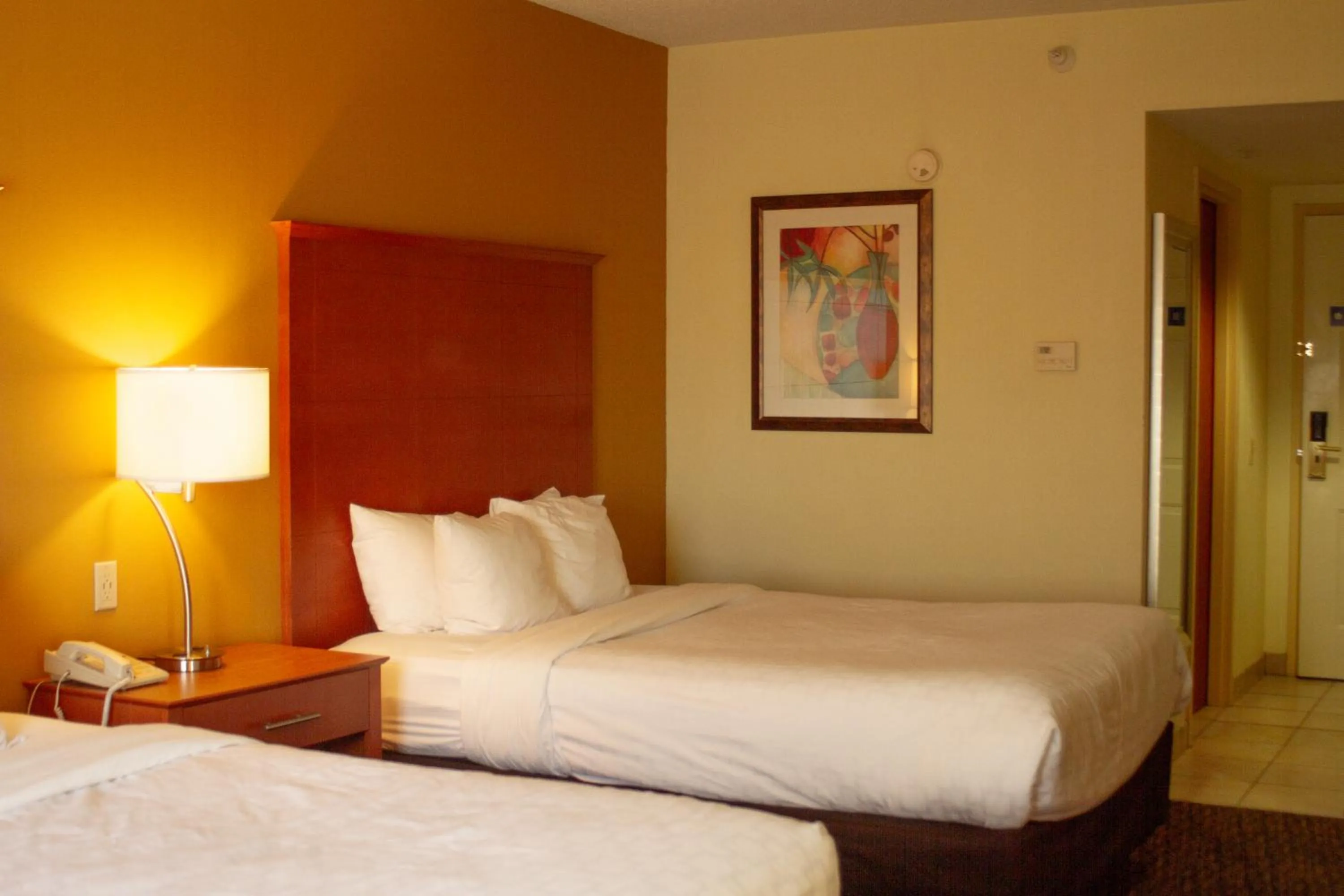 Bed in University Hotel & Suites Shippensburg, Trademark by Wyndham