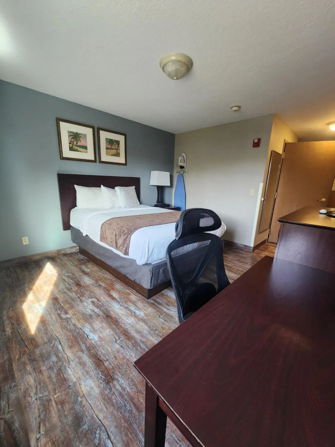 Photo of the whole room, Bed in Put-in-Bay Resort & Conference Center
