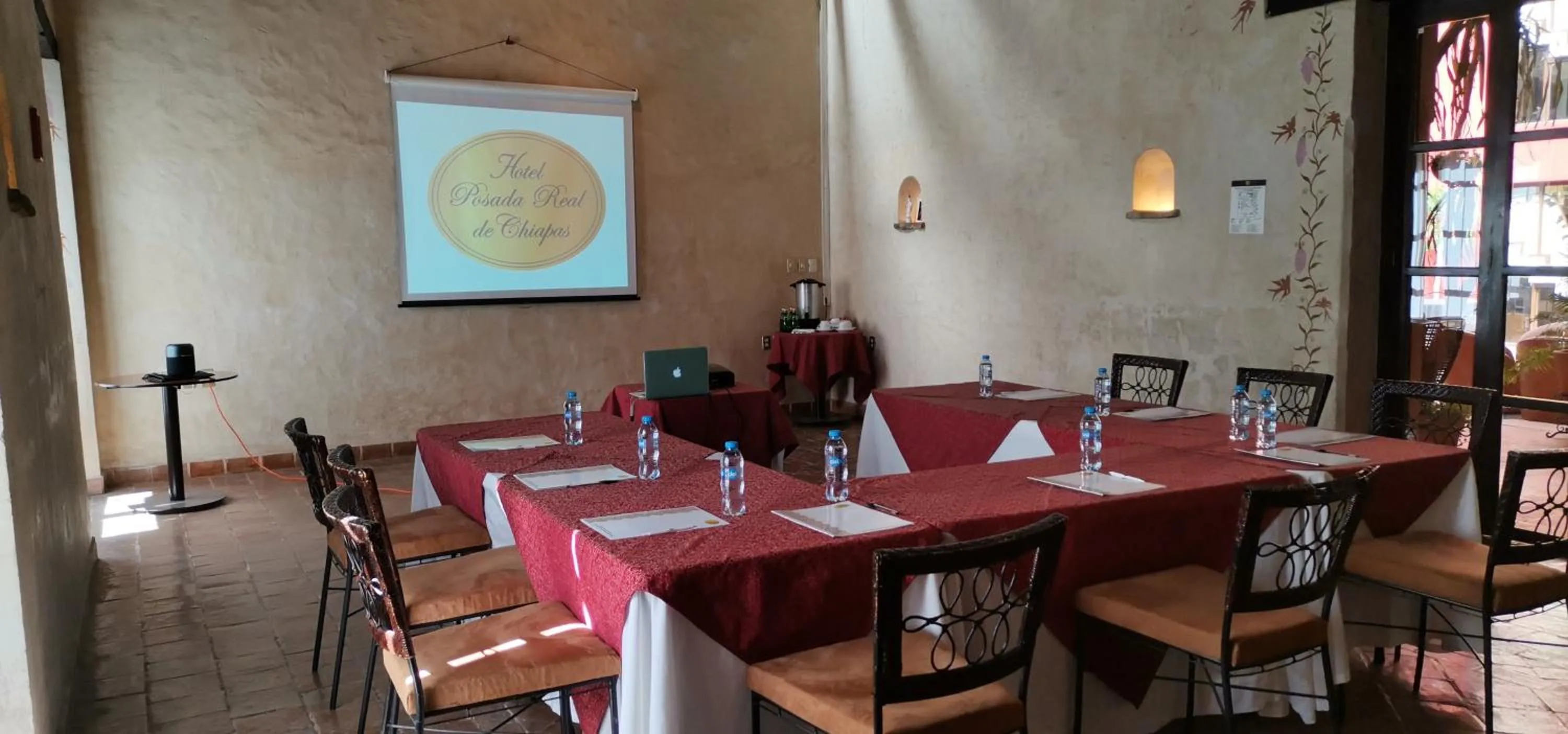Communal lounge/ TV room in Posada Real de Chiapas