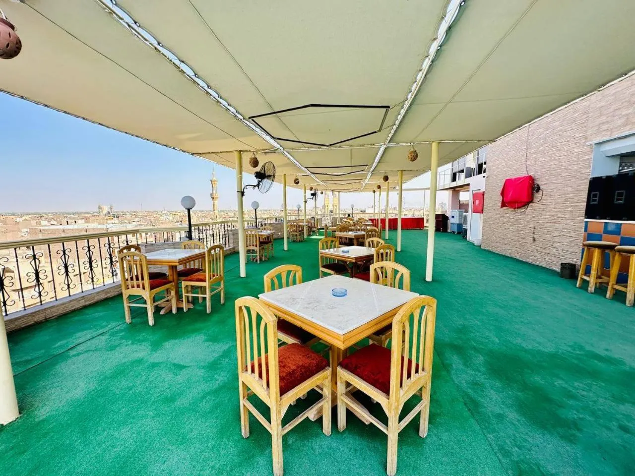 Restaurant/places to eat in Queens Valley Hotel