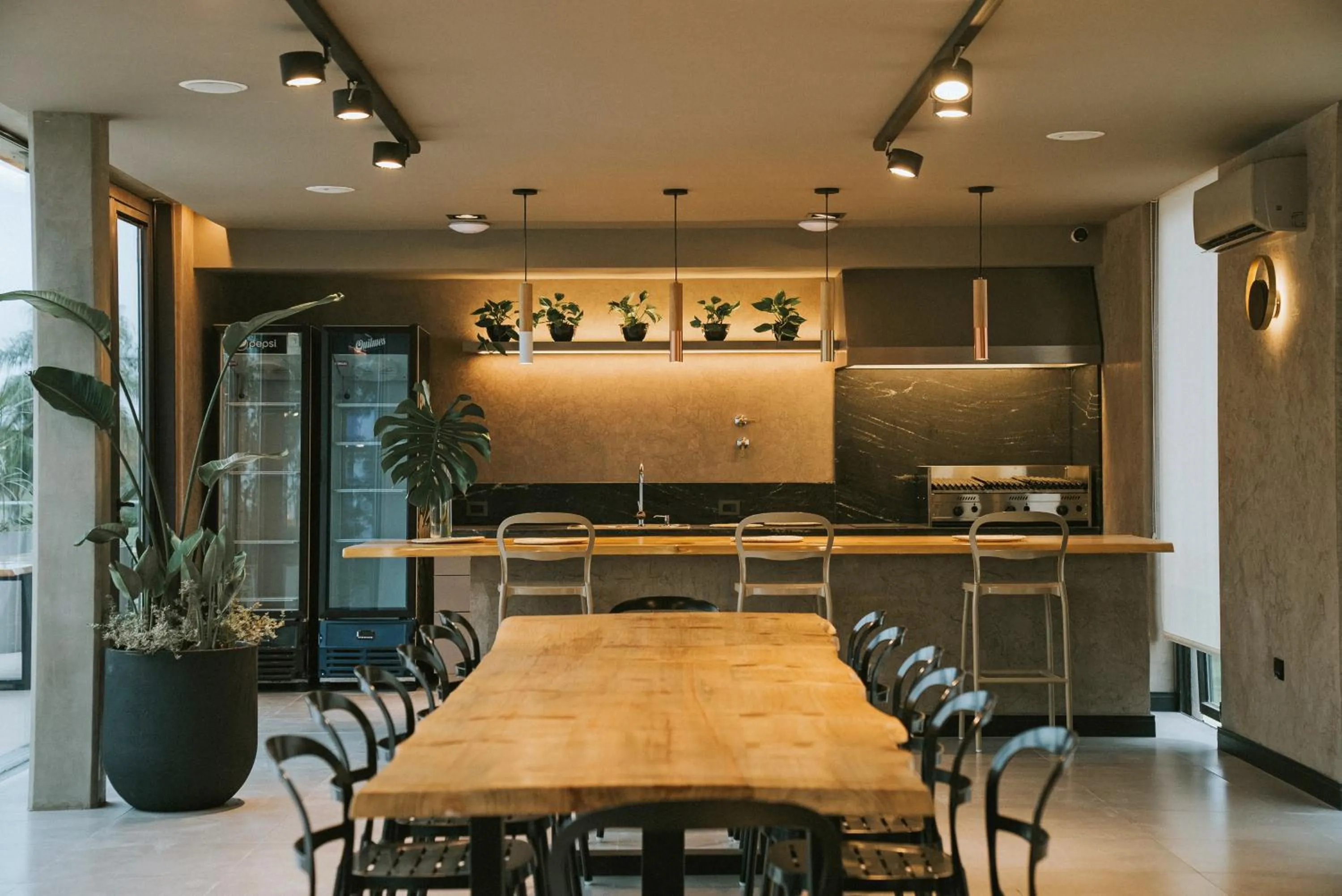 Restaurant/places to eat in Howard Johnson Plaza La Ribera