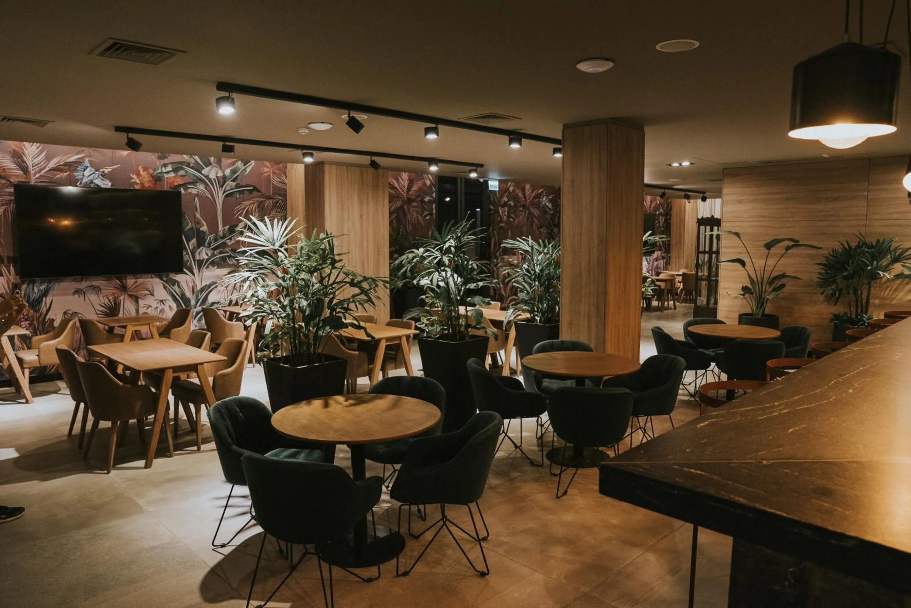 Restaurant/places to eat in Howard Johnson Plaza La Ribera