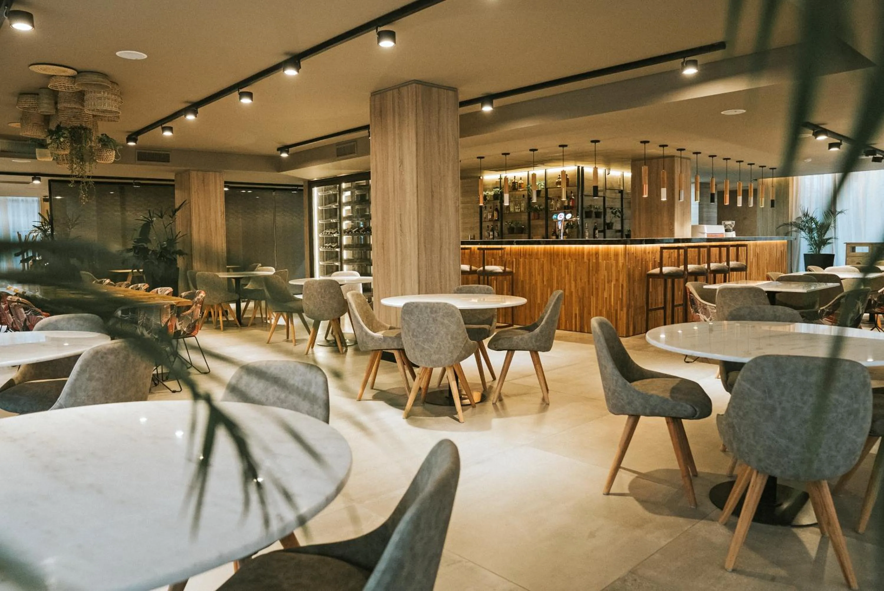 Restaurant/places to eat in Howard Johnson Plaza La Ribera