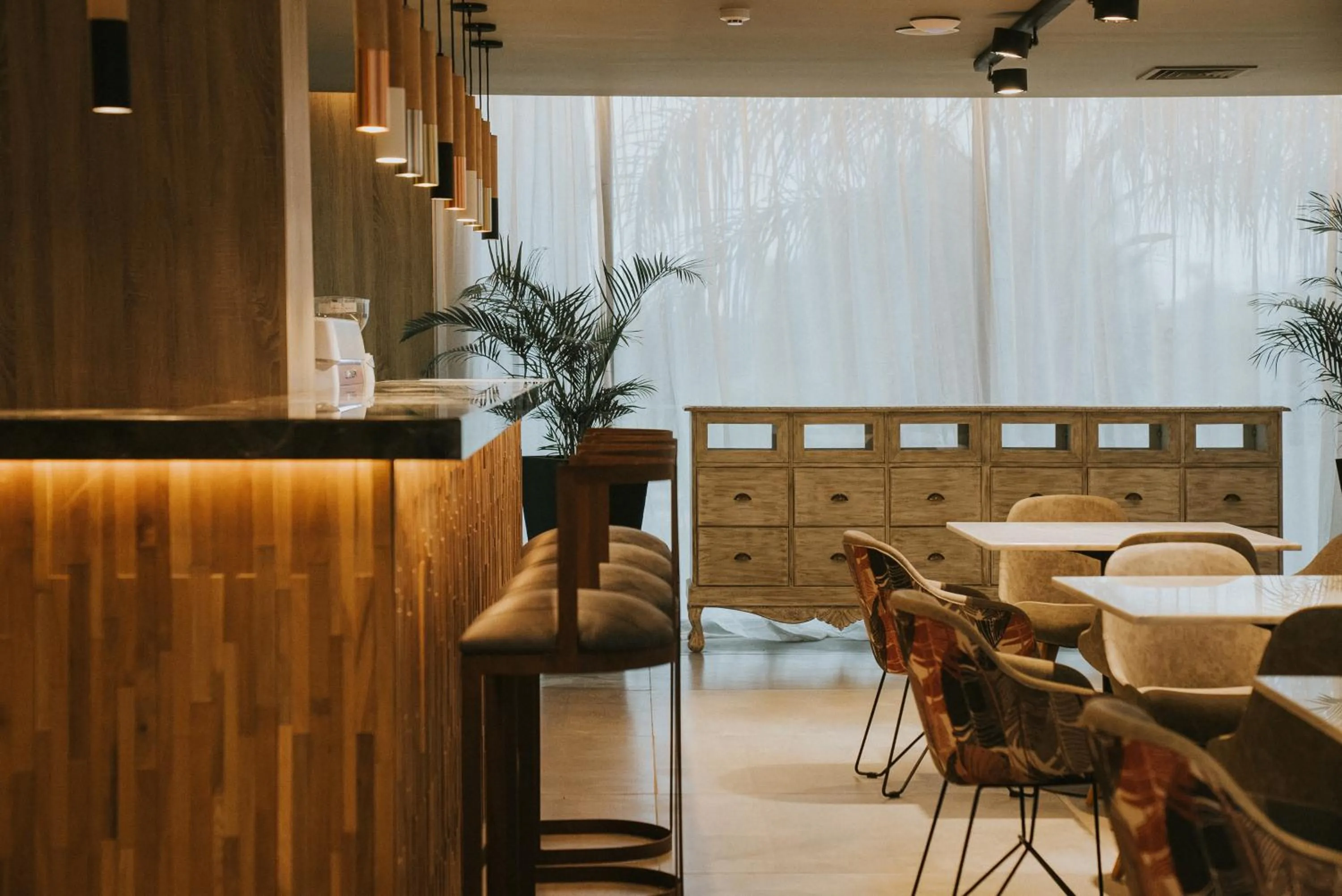 Restaurant/places to eat in Howard Johnson Plaza La Ribera