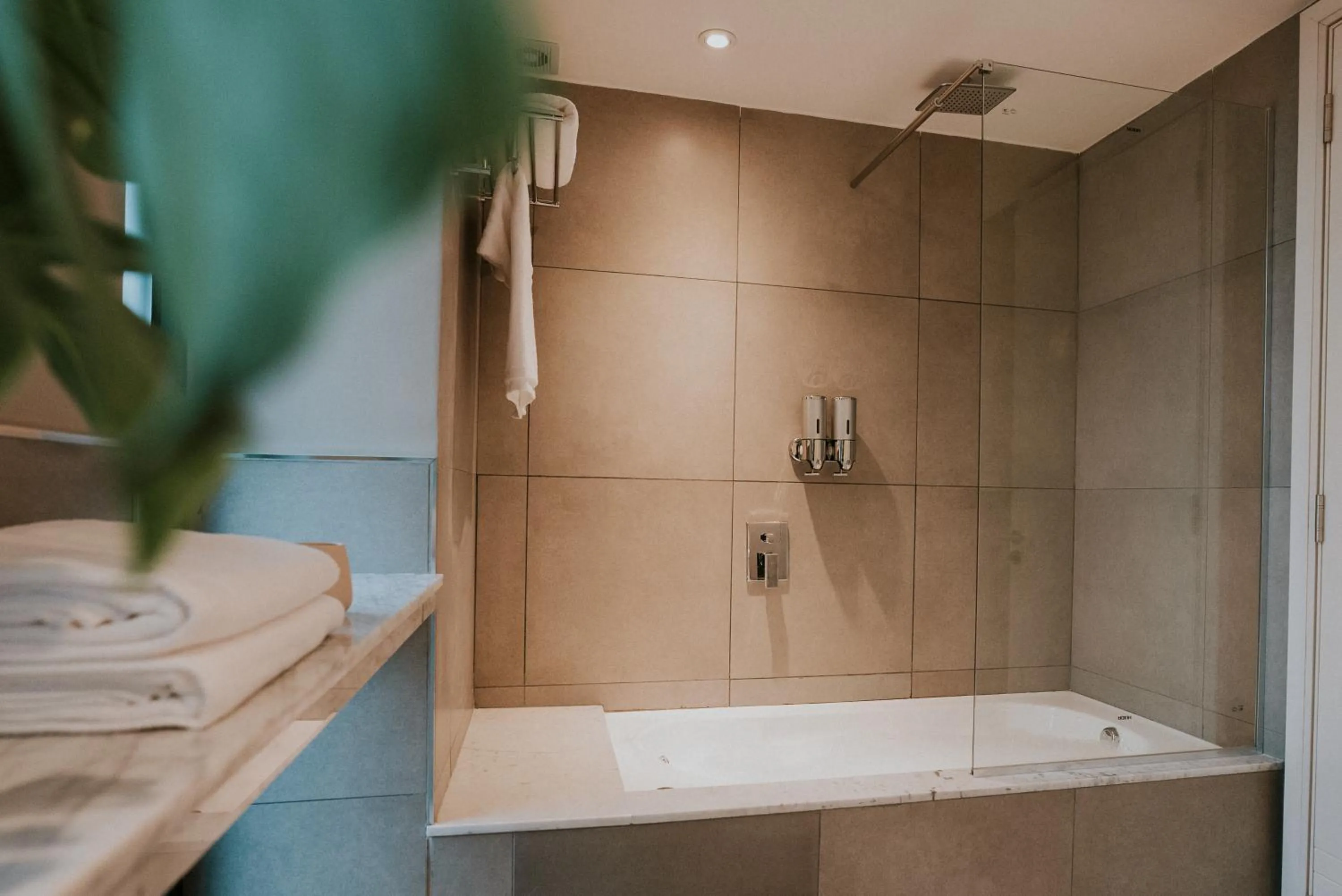 Bathroom in Howard Johnson Plaza La Ribera