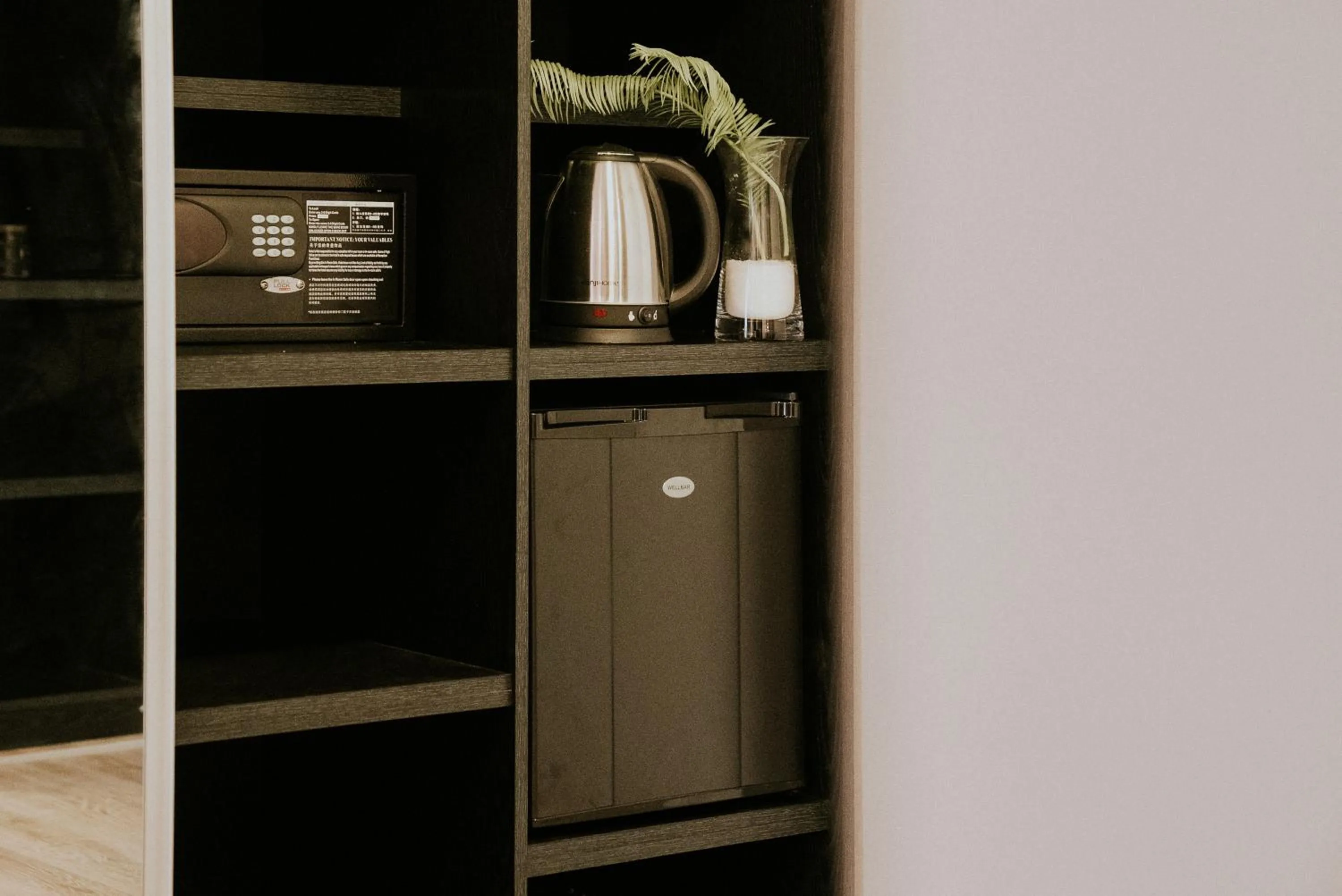 wardrobe in Howard Johnson Plaza La Ribera