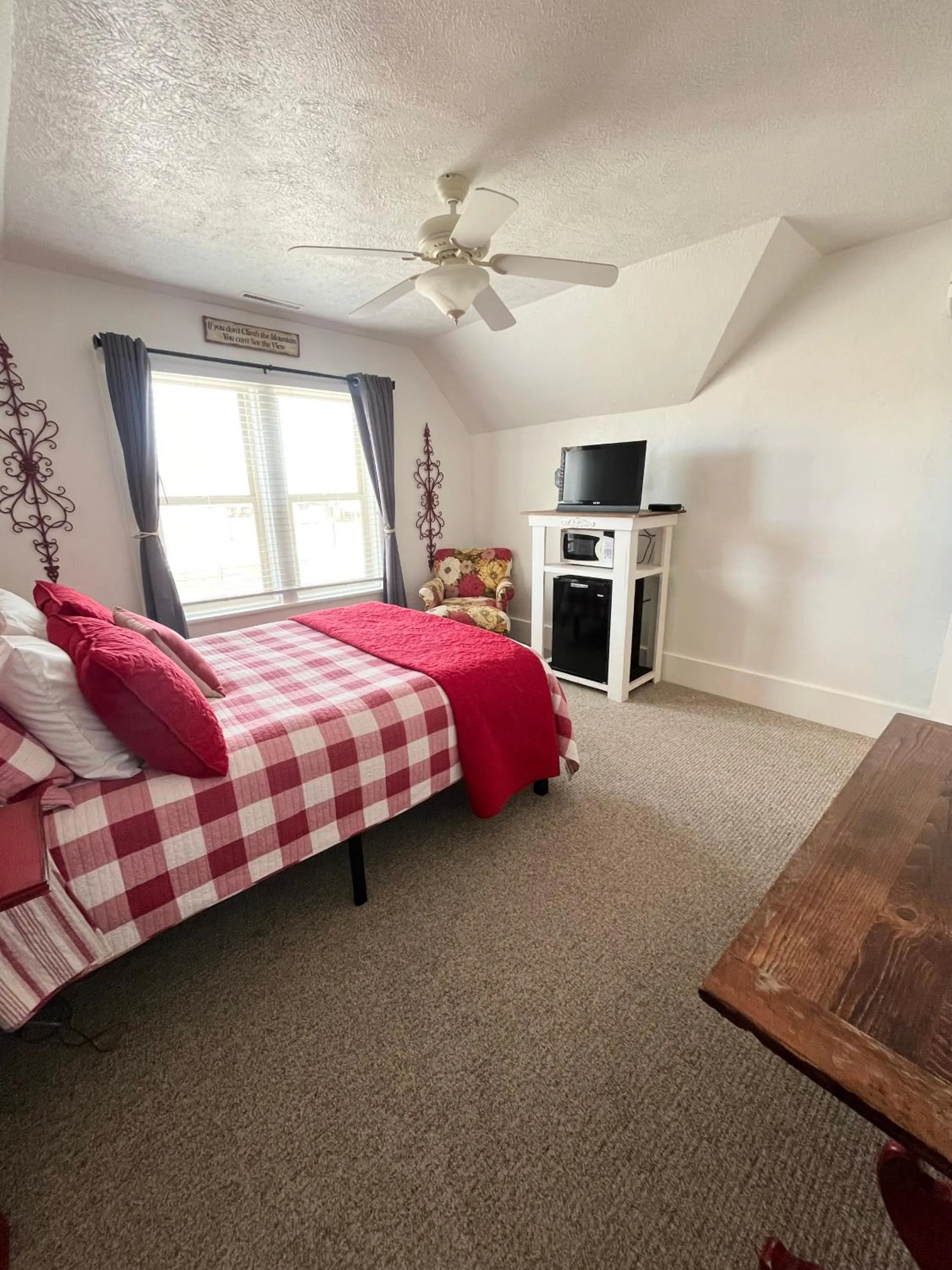 Photo of the whole room, Bed in The Panguitch House