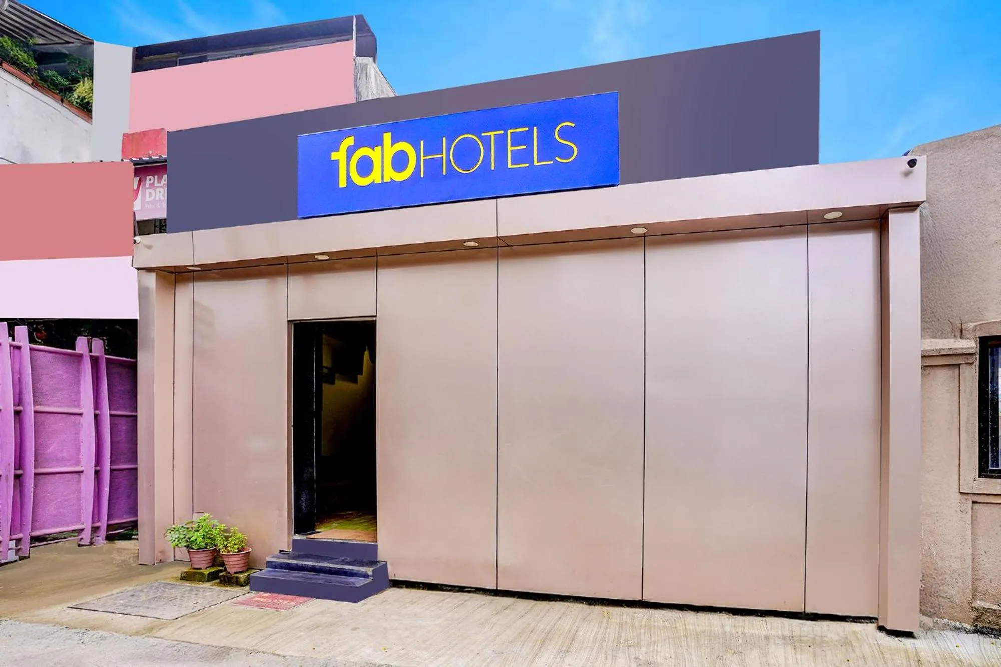 Facade/entrance in Via Sumit Palace