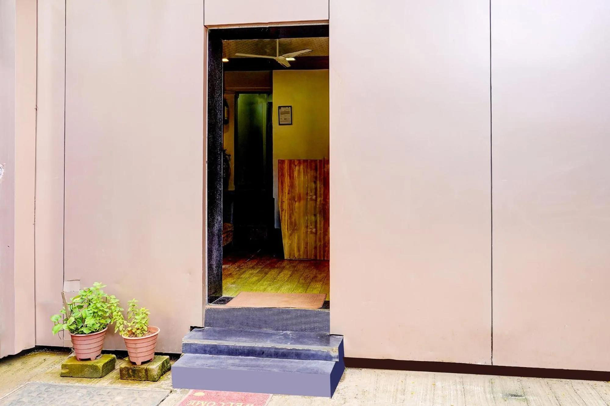 Facade/entrance in Via Sumit Palace