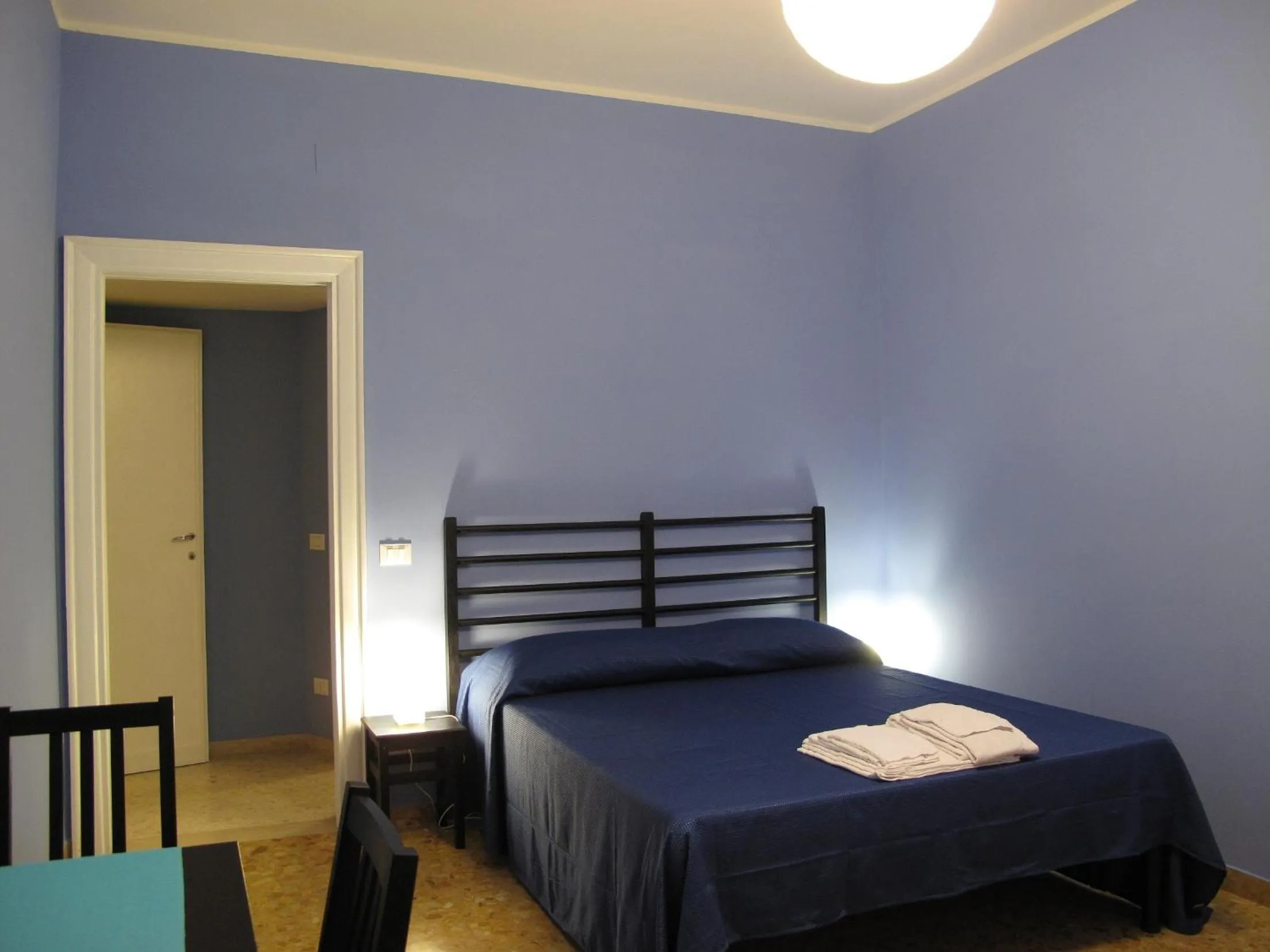 Photo of the whole room, Bed in Arches Inn