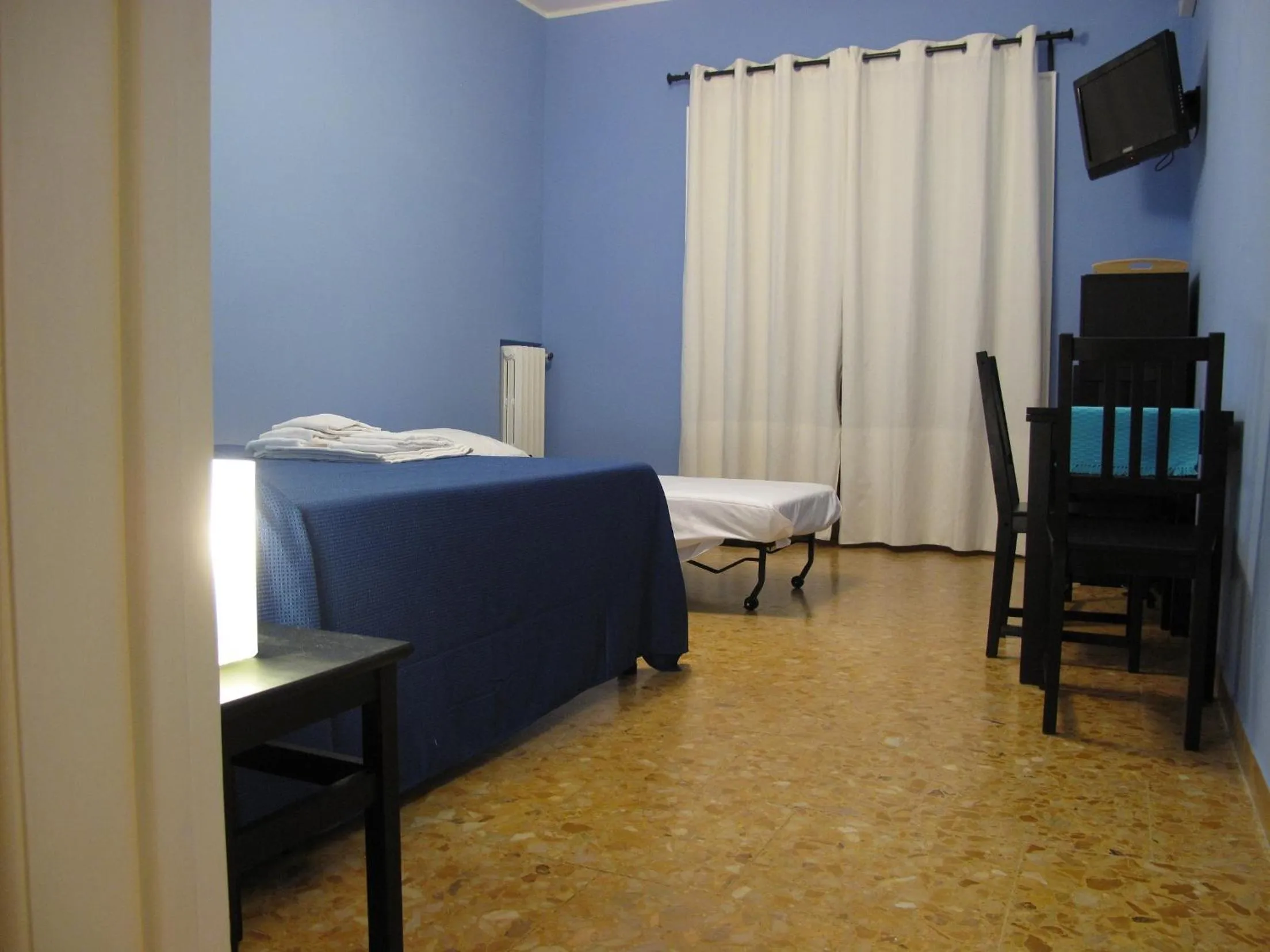 Photo of the whole room, Bed in Arches Inn